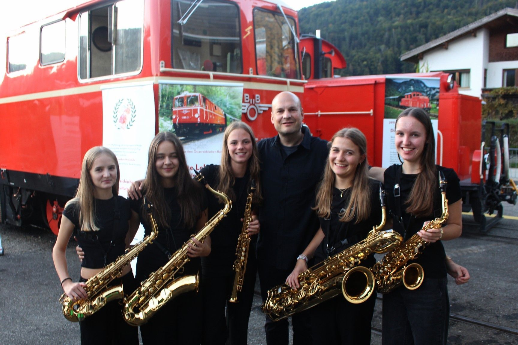 Saxessful (Clara Wüstner, Theresia Metzler, Melanie Baurenhas, Klara Muxel und Olivia Moosbrugger) begleitet das Bähnle auf seiner virtuellen Reise.