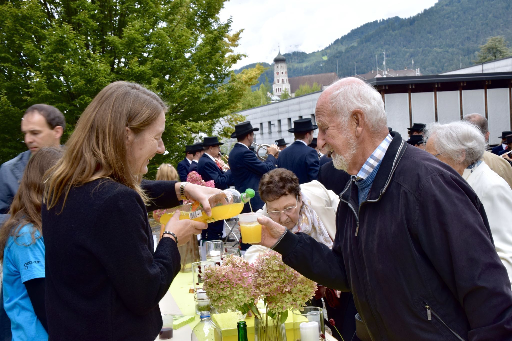 Nach der Messfeier lud die Agape am Kirchplatz zum Verweilen ein.