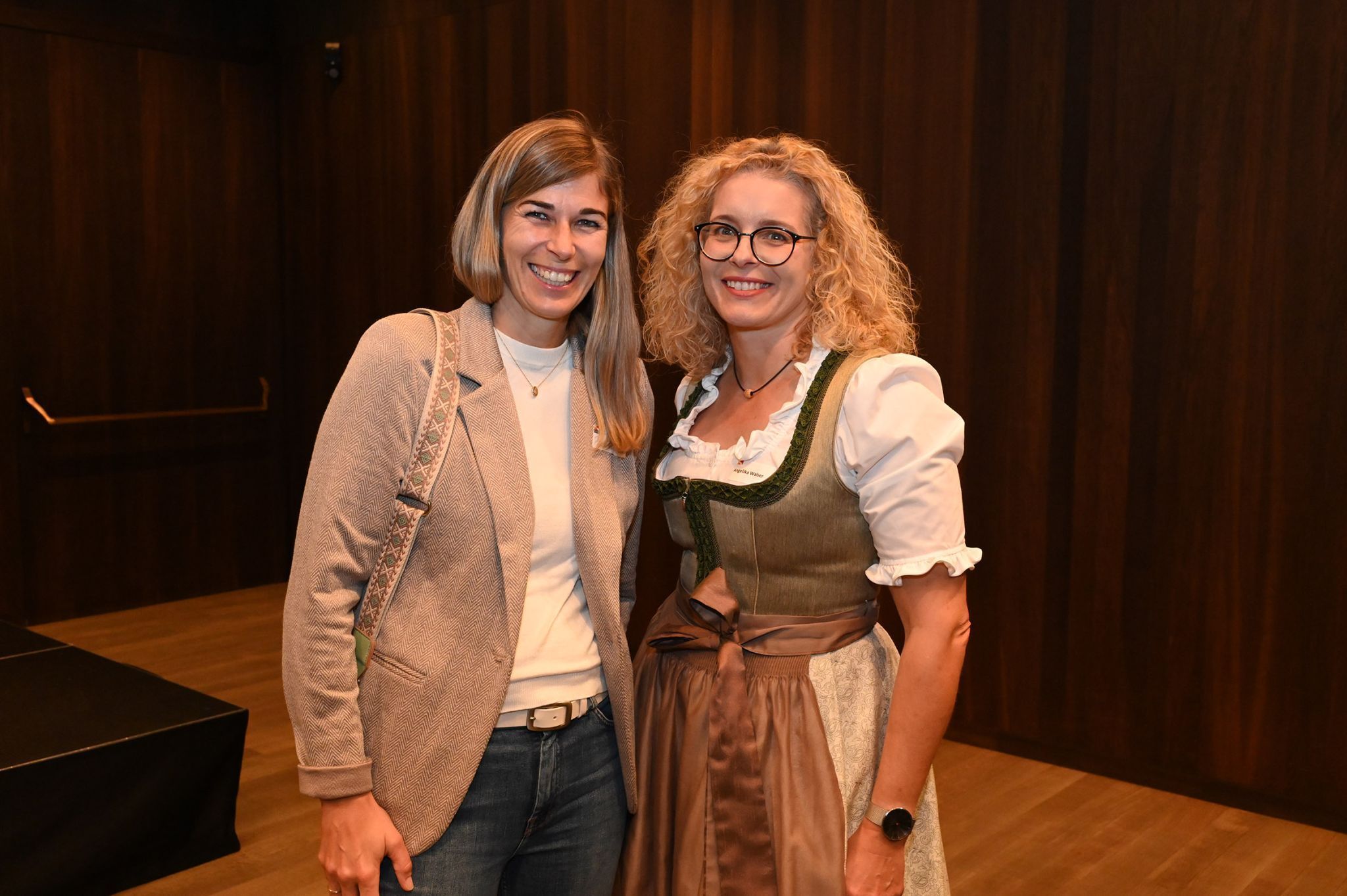LR Nadine Peschl mit Angelika Walser.