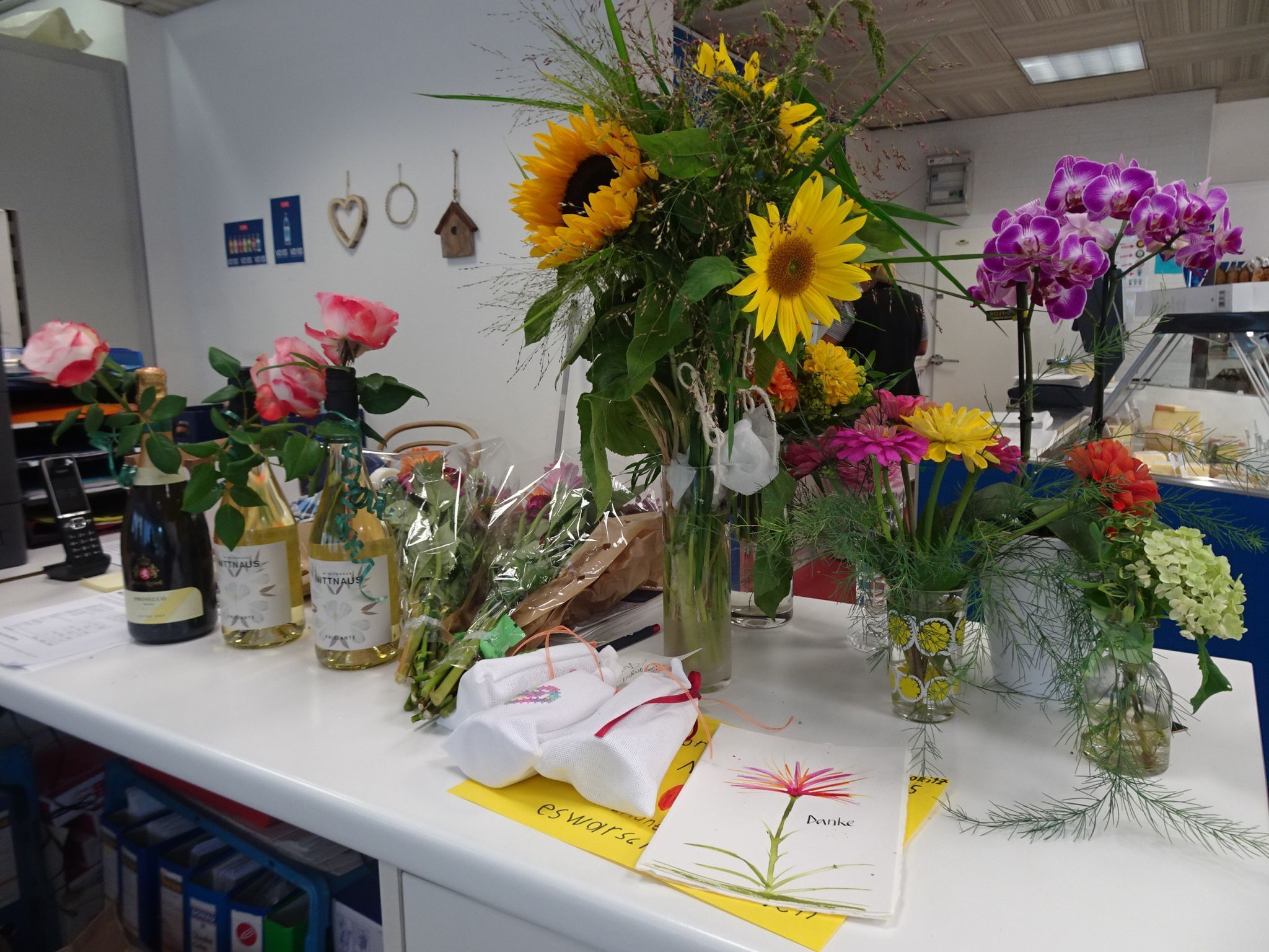 Viele Kunden brachten Abschiedsgeschenke mit und bedankten sich für die außergewöhnliche Kundenbetreuung, die es im Milchlädele über 20 Jahre gab. 