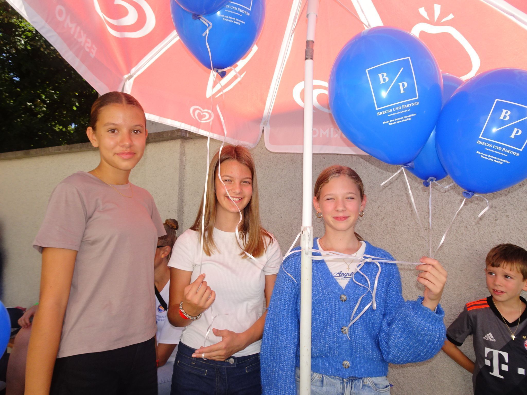Klara, Romy un Maria versorgten die Gäste mit Luftballons.