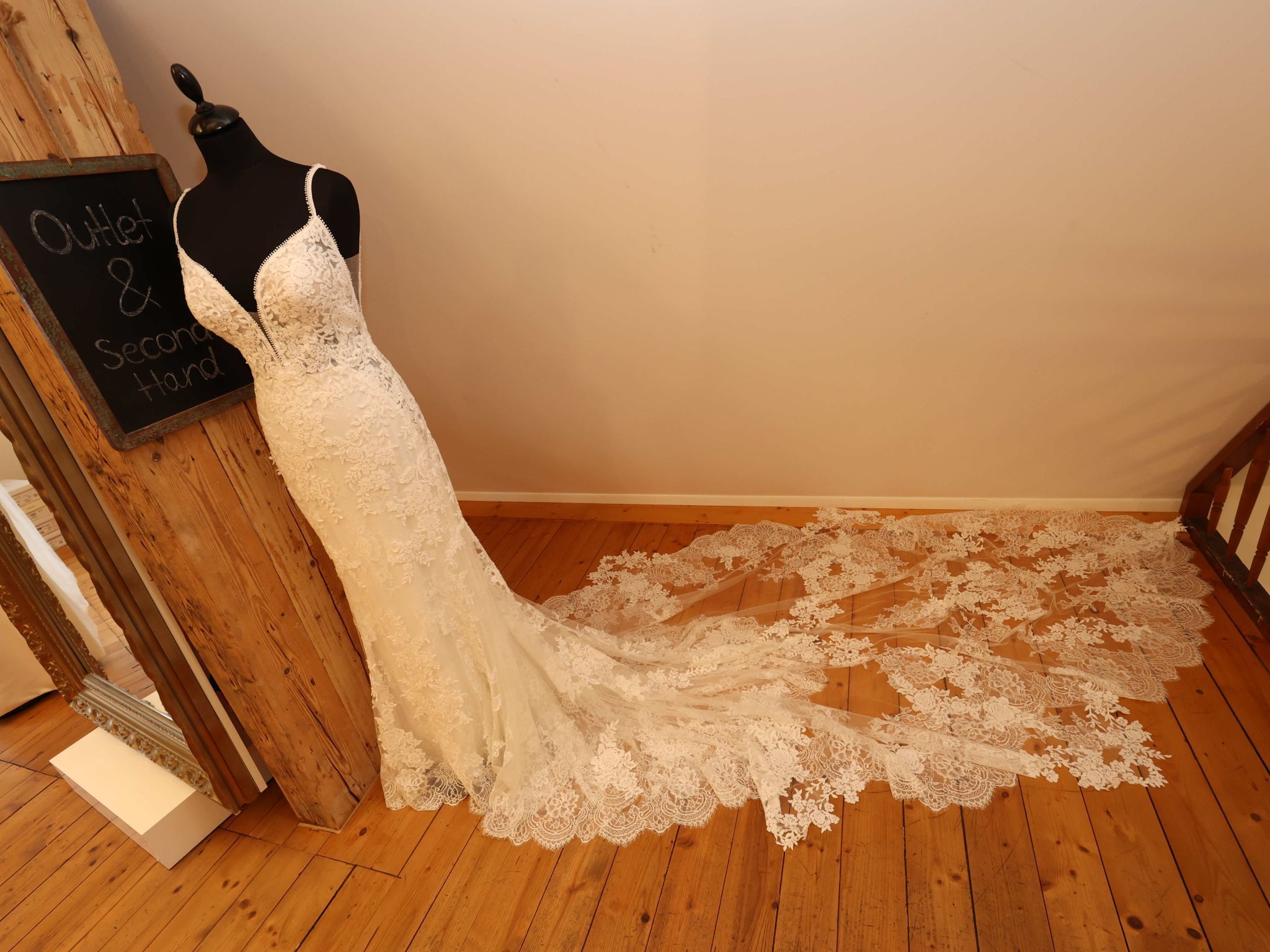 Im zweiten Geschoss gibt es Outlet- und Second Hand-Brautkleider.