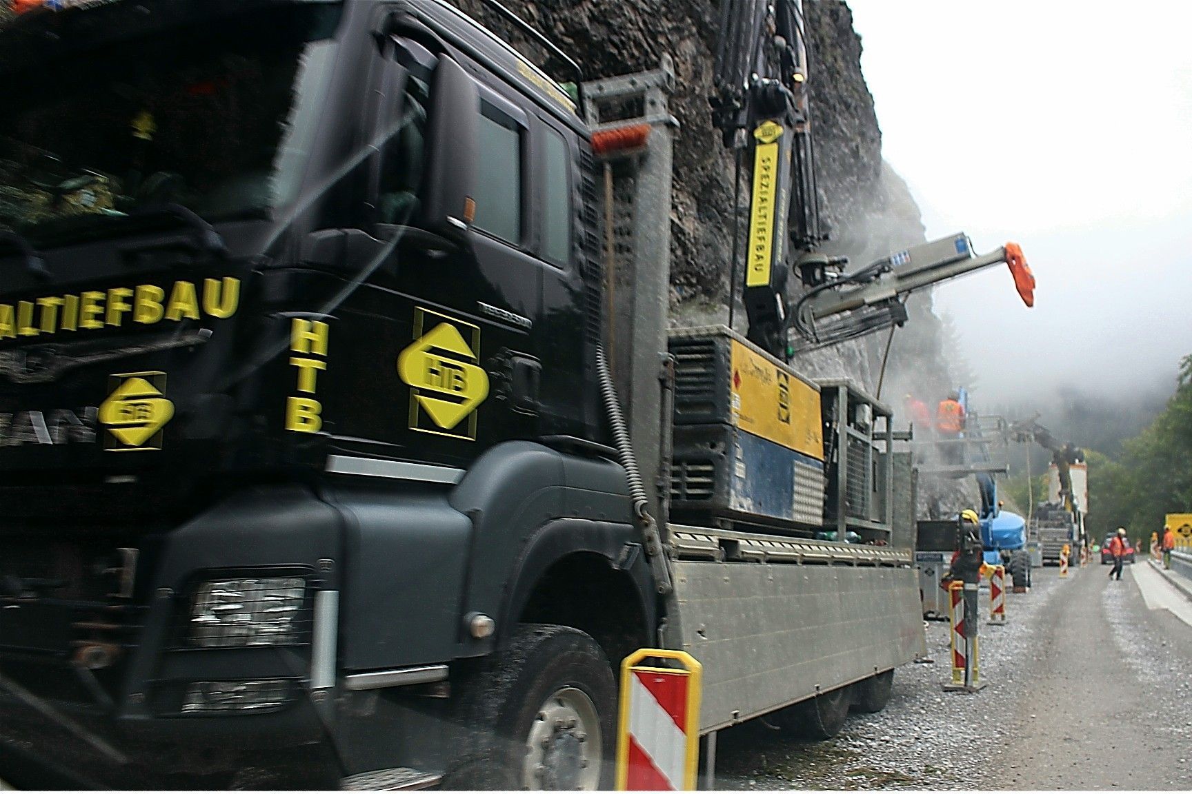 Auf einer Länge von 550 Metern wird der Straßenkörper saniert und die Straße durch Stützmauern und Felssicherungen breiter und sicherer gemacht.   
