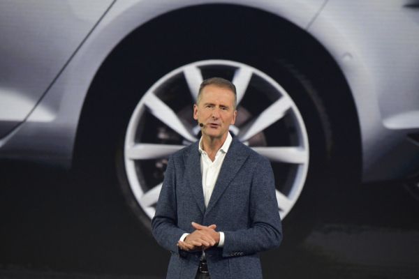 Ex-VW-Chef Diess kritisiert Debatte um Verbrenner-Aus