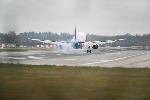 Londoner Flughafen Gatwick bekommt zweite Landebahn