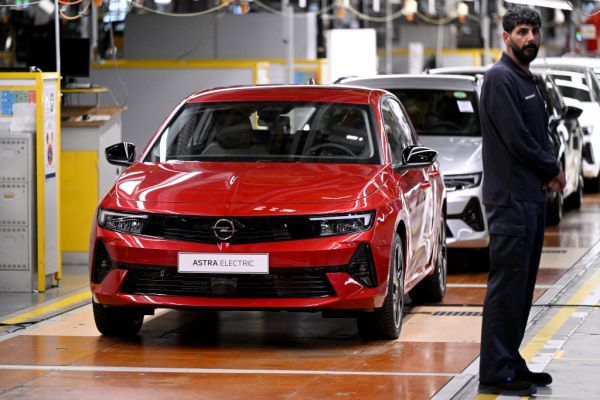 Stellantis will Autos trotz Fabrikpausen rasch ausliefern