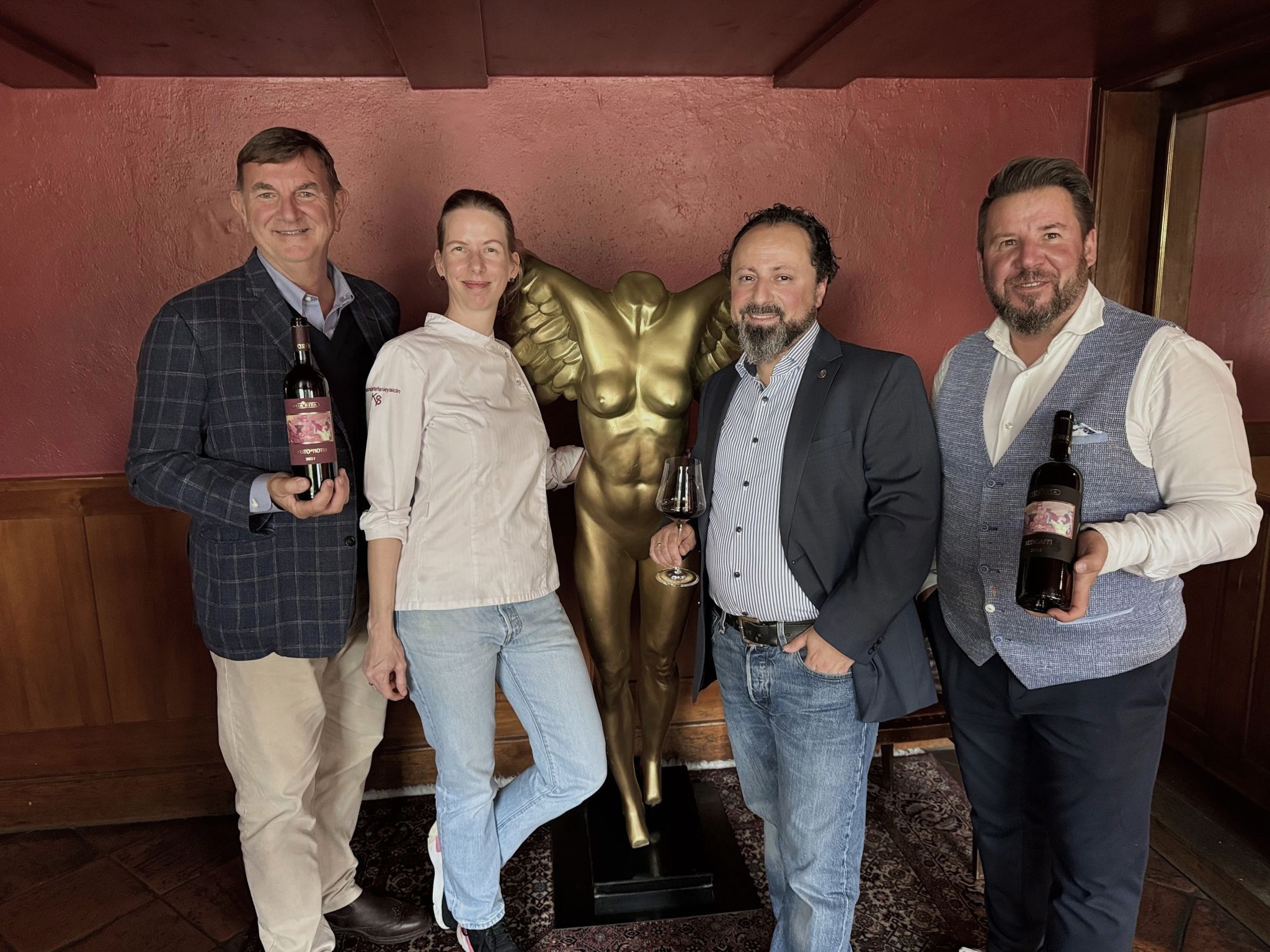 Winzer Stefano Frascolla, Küchenchefin Kerstin Yalcin, Diplomsommelier Ali Yalcin und Weinhändler Andre Henkel beim Gourmetabend in der Rätschkachl.