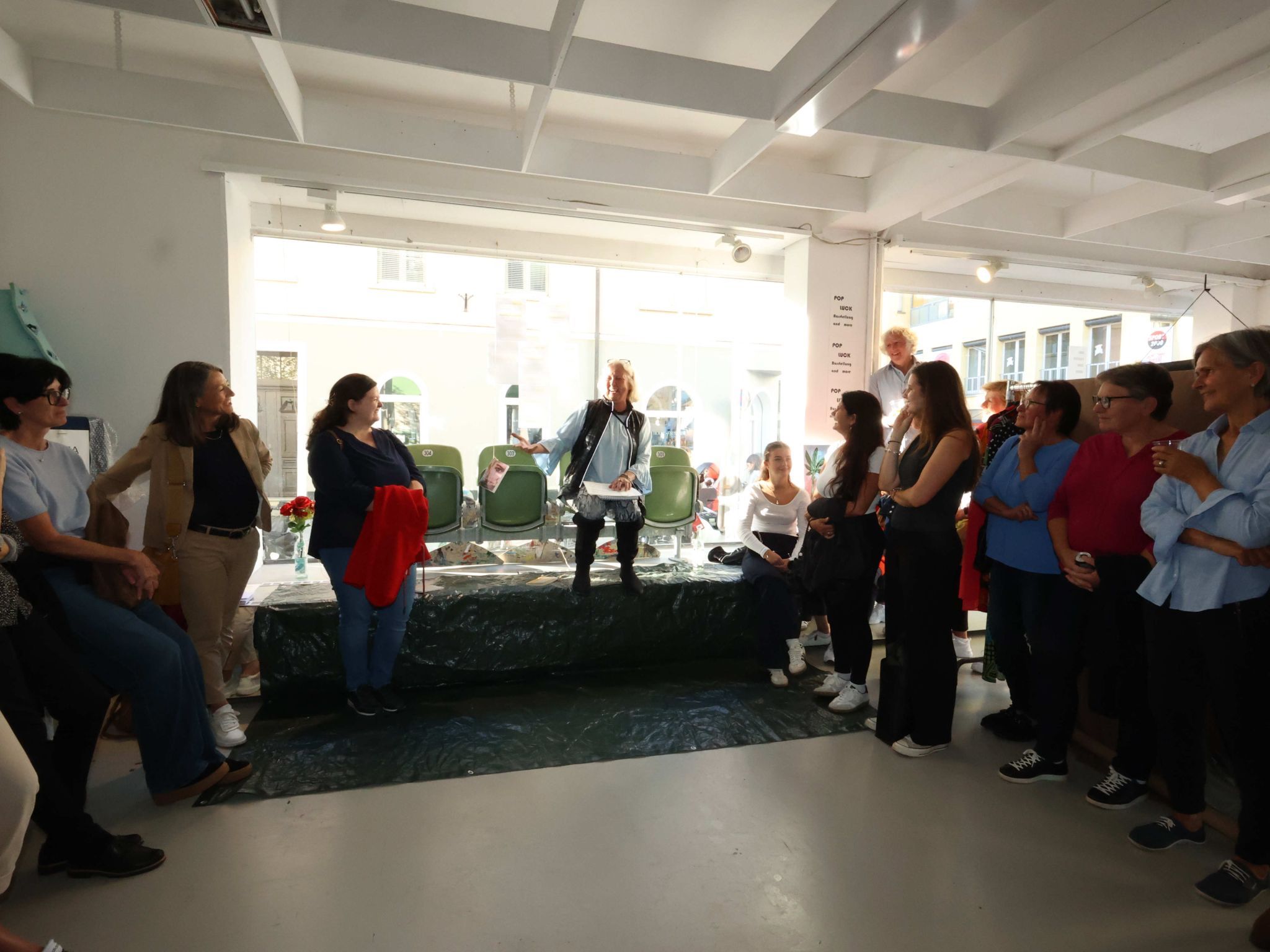 Eva Joelli setzte sich bei der ersten Vernissage ins Schaufenster.