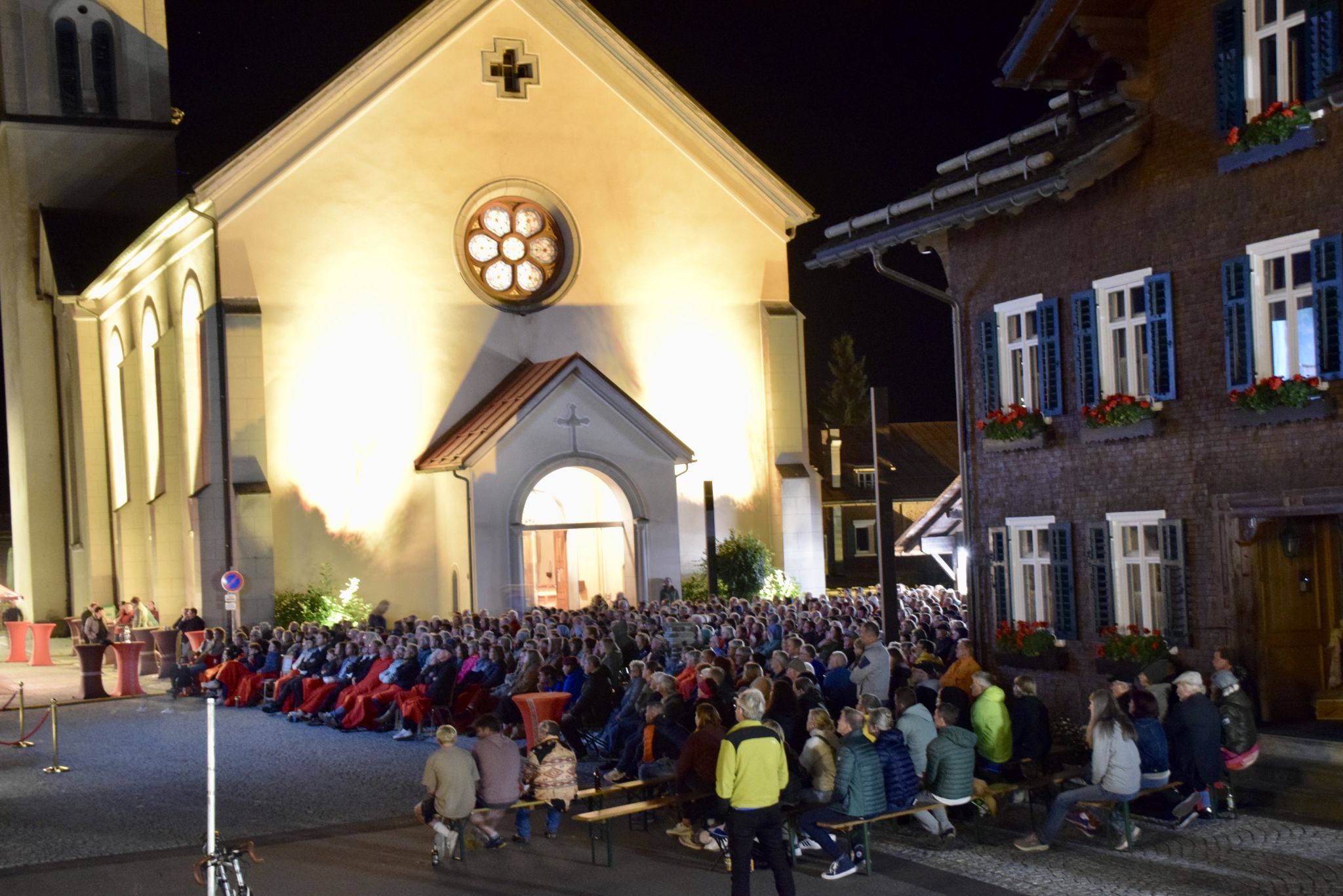 Zwischen der Pfarrkirche und dem Pfarrhaus in Gaschurn gab es 