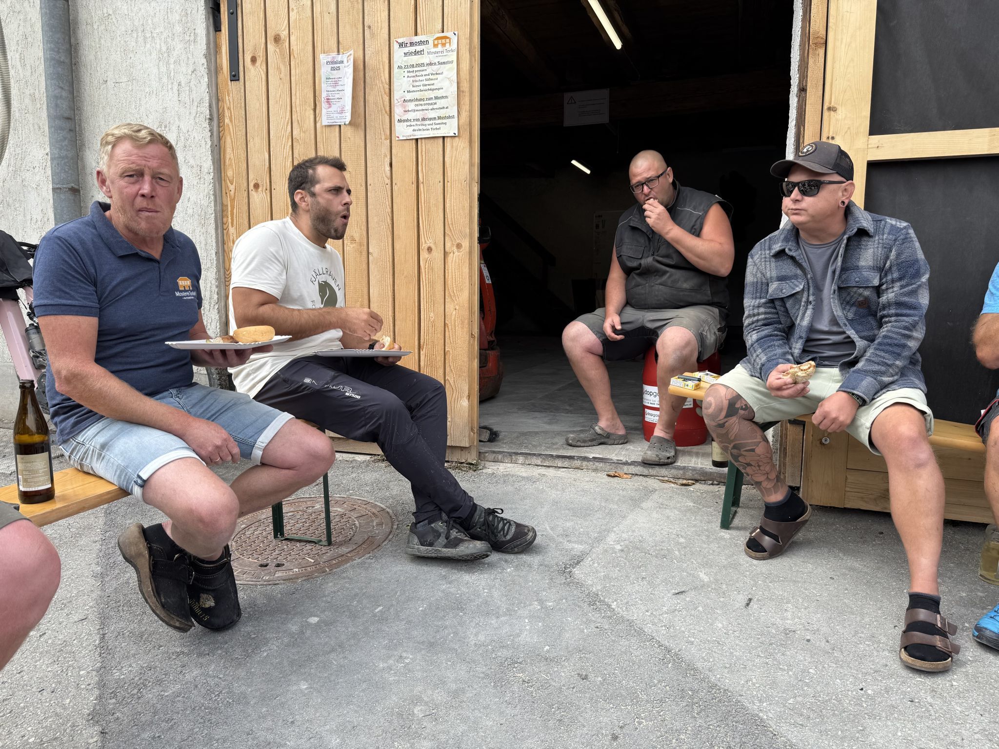 Das Team renoviert und genießt nach der Arbeit das gemeinsame Grillen (Bildergalerie)