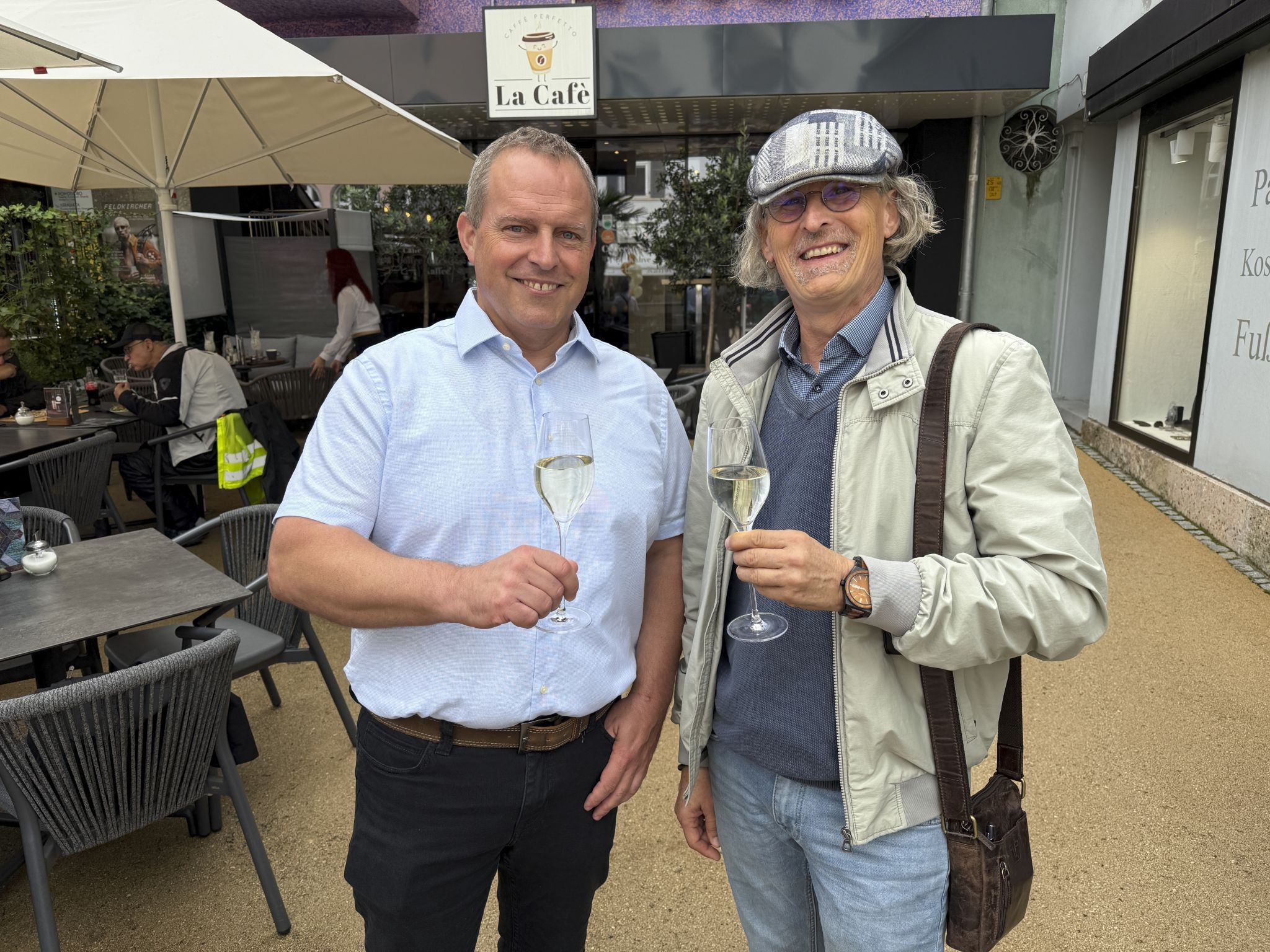 Christof Brüstle (TK Express) und Obstlt. Markus Tschanun beim Verkosten