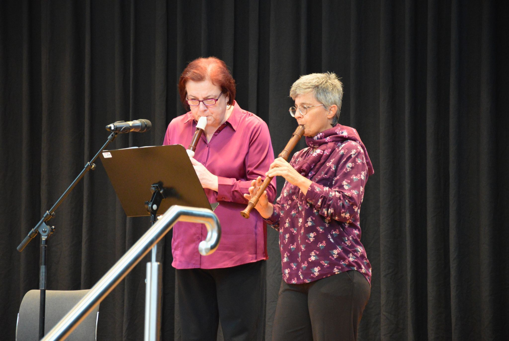 Christina und Monika der Theatergruppe Mäder umrahmten die Ansprachen musikalisch
