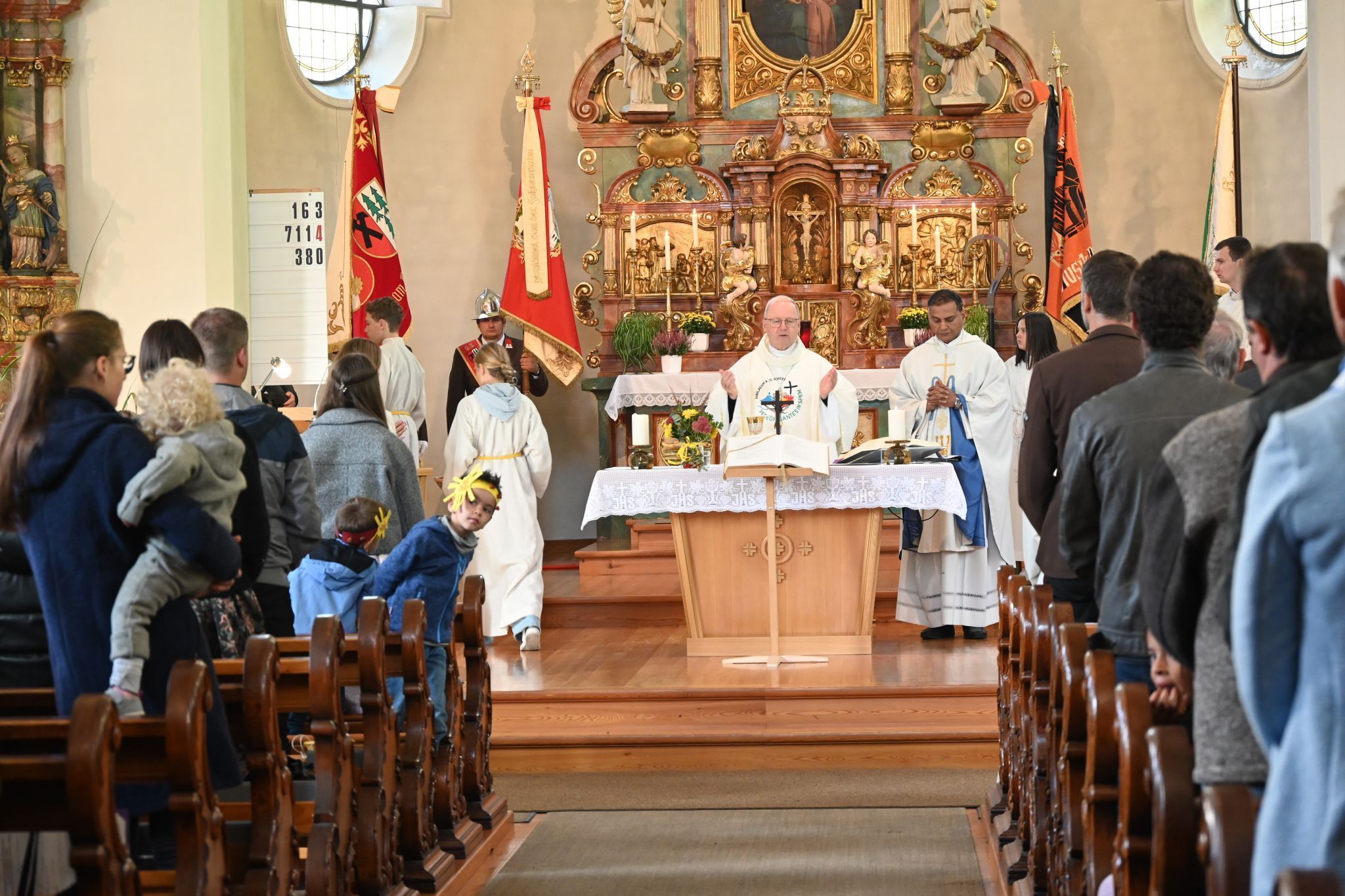 Bischof Benno feierte mit den Gottesdienstbesuchern einen lebendigen Gottesdienst.