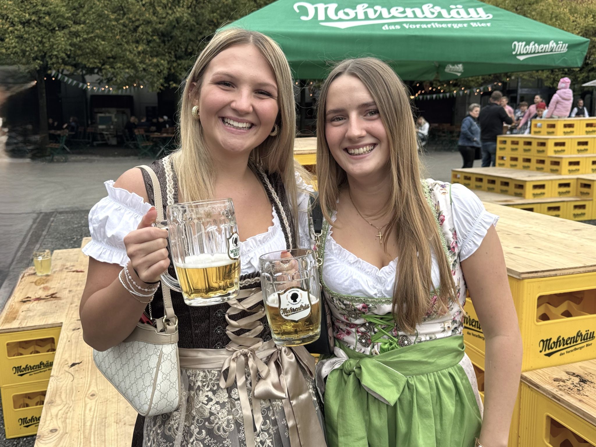 In Partystimmung: Selina Berkmann und Anna Hiebeler.