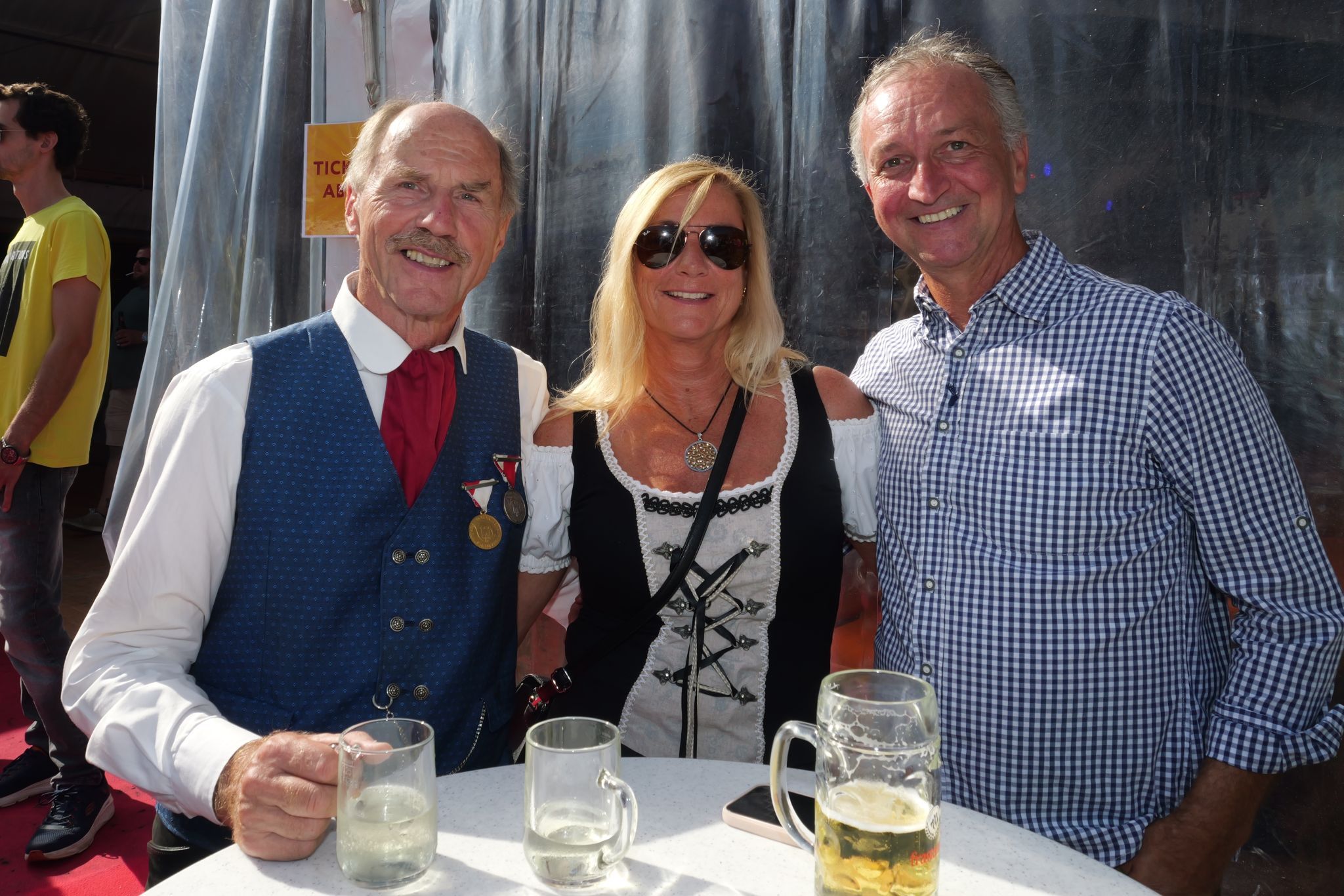 Toni Mähr mit Dieter und Barbara Lauermann.
