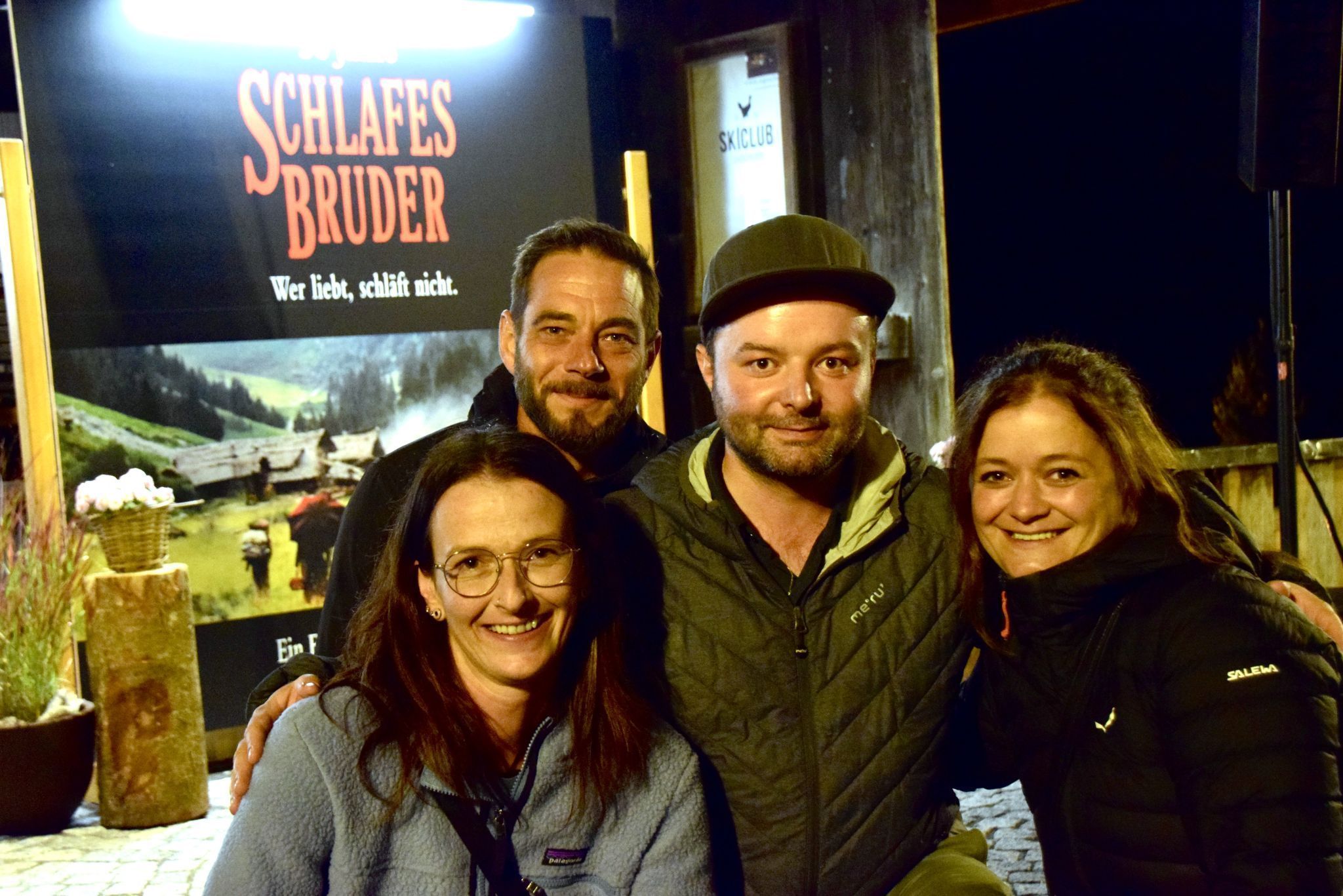 Die Schlafes Bruder-Komparsen Sabrina Patter-Thöny, Daniel Lins (ihm wurde 1994 die Rolle des jungen Peter zugeteilt), Sebastian Rudigier und Martina Wittwer am Ende des Erinnerungsabends vor der Tanzlaube.