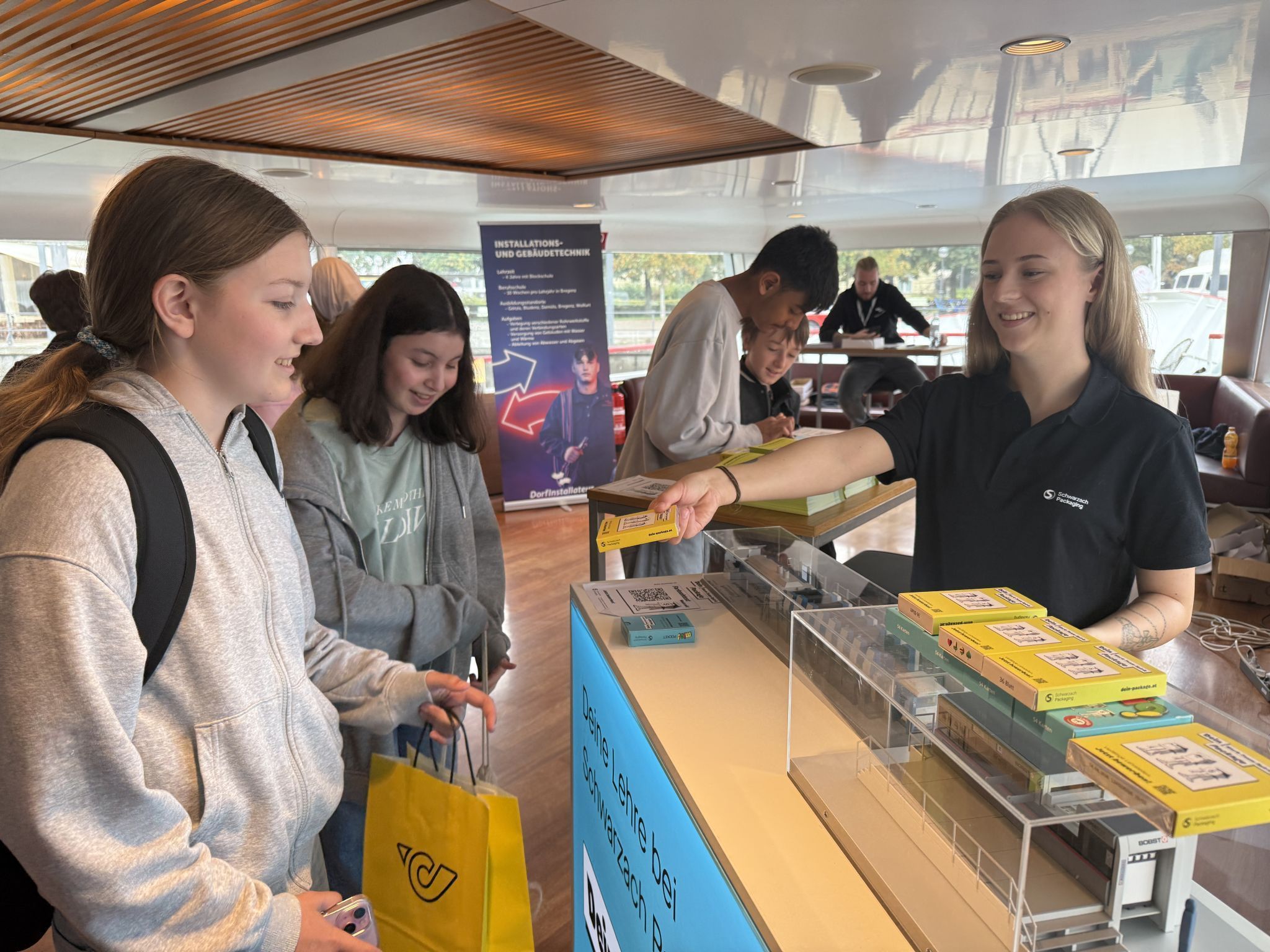 Miriam Höfle und Meryem Durdu am Infostand