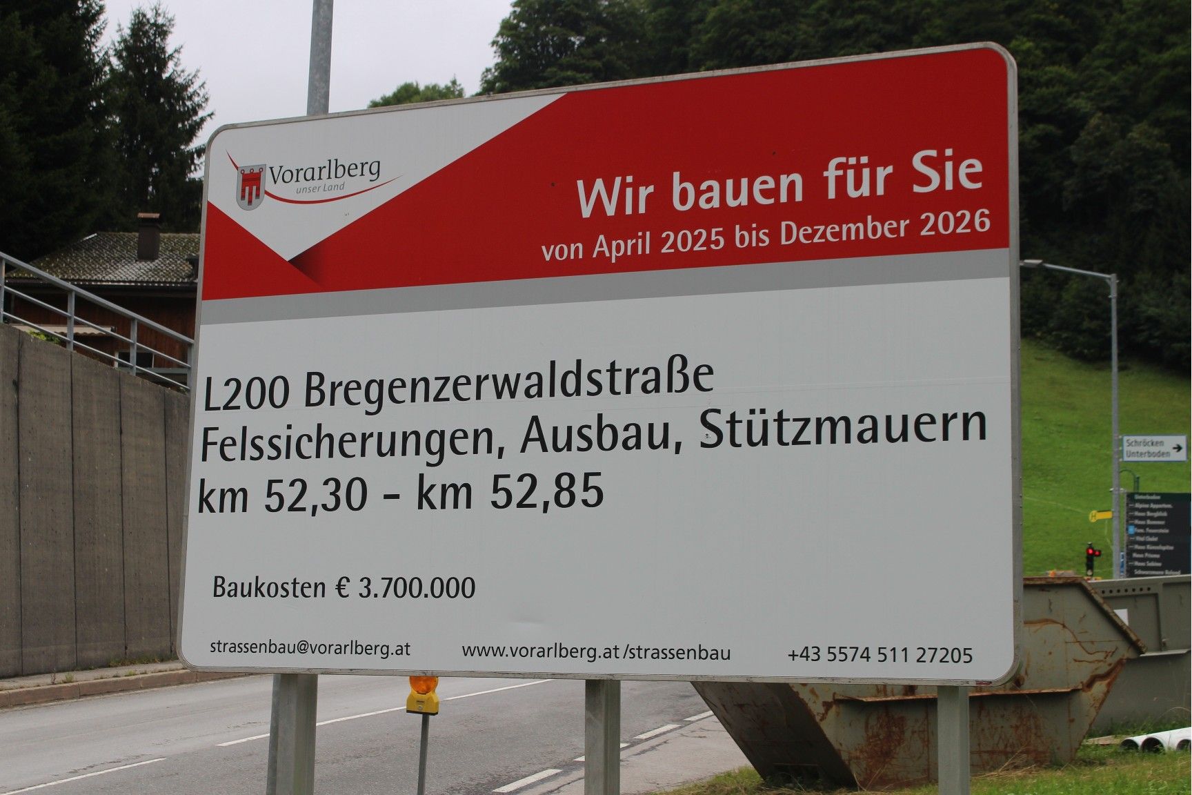 Eine Informationstafel avisiert die Dauer der Arbeiten und damit der Verkehrsbehinderungen bis voraussichtlich „Dezember 2026“.   