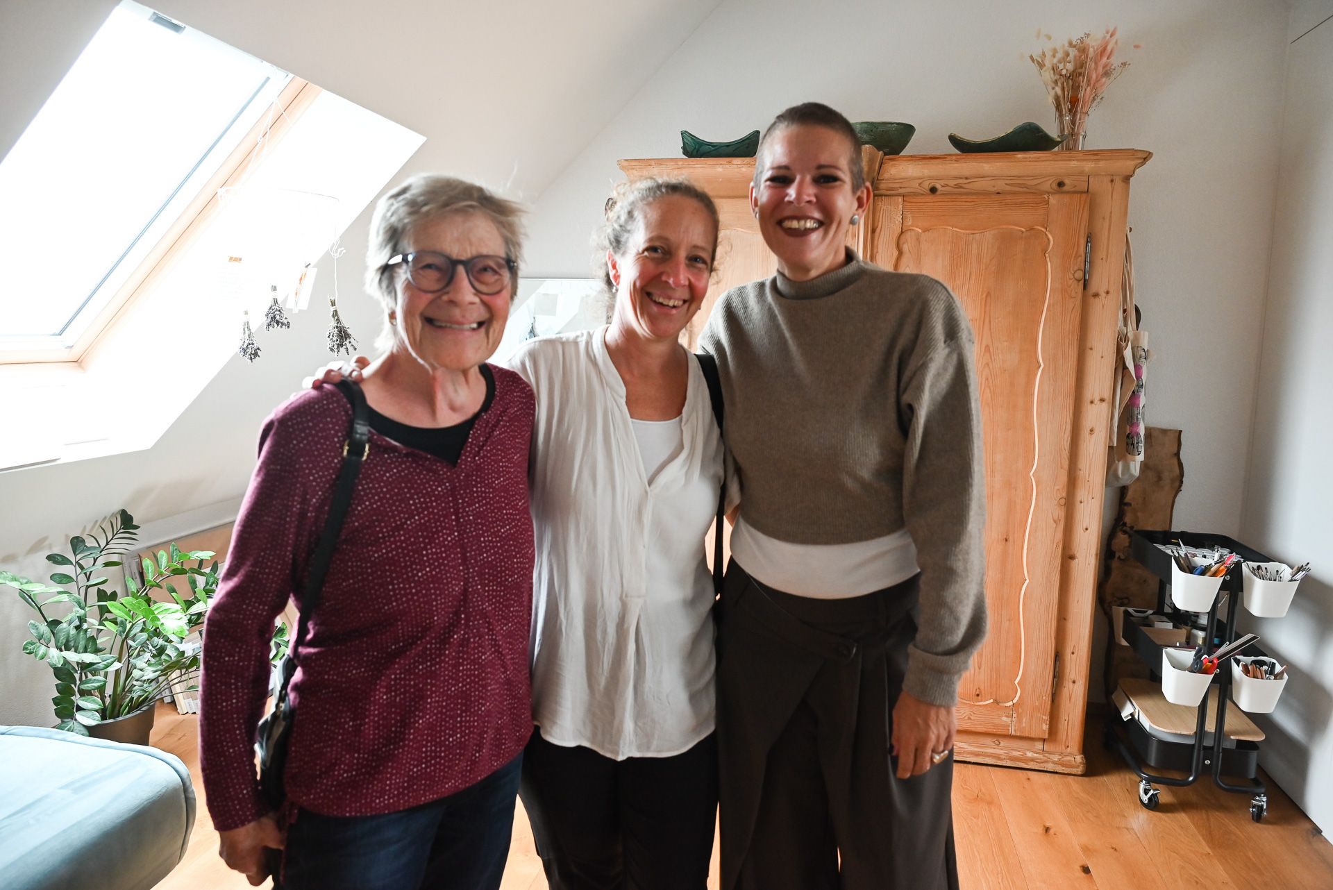 Kalligrafie-Künstlerin Carmen Götz (rechts) mit interessierten Besucherinnen bei sich zu Hause.
