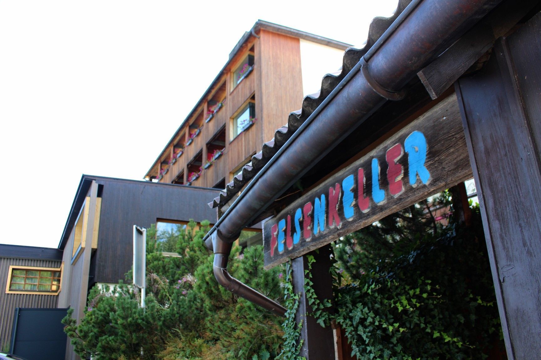 Nicht nur das Traditionshotel erstrahlt in neuem Glanz, auch der legendäre Felsenkeller wurde zu neuem Leben erweckt.