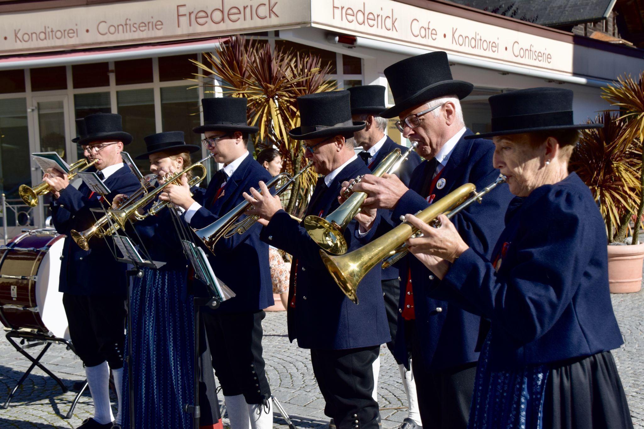 Die Harmoniemusik Schruns unter der musikalischen Leitung von Kapellmeister Florian Stemer spielte der Festversammlung nach der Messfeier ein Ständchen am Kirchplatz.