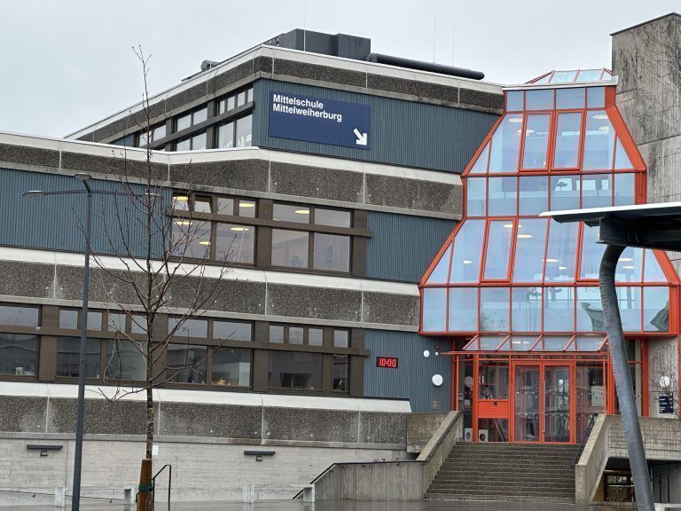 Drohung MS Mittelweiherburg - Schriftzug "Amoklauf 20.03." am Mädchentoilette