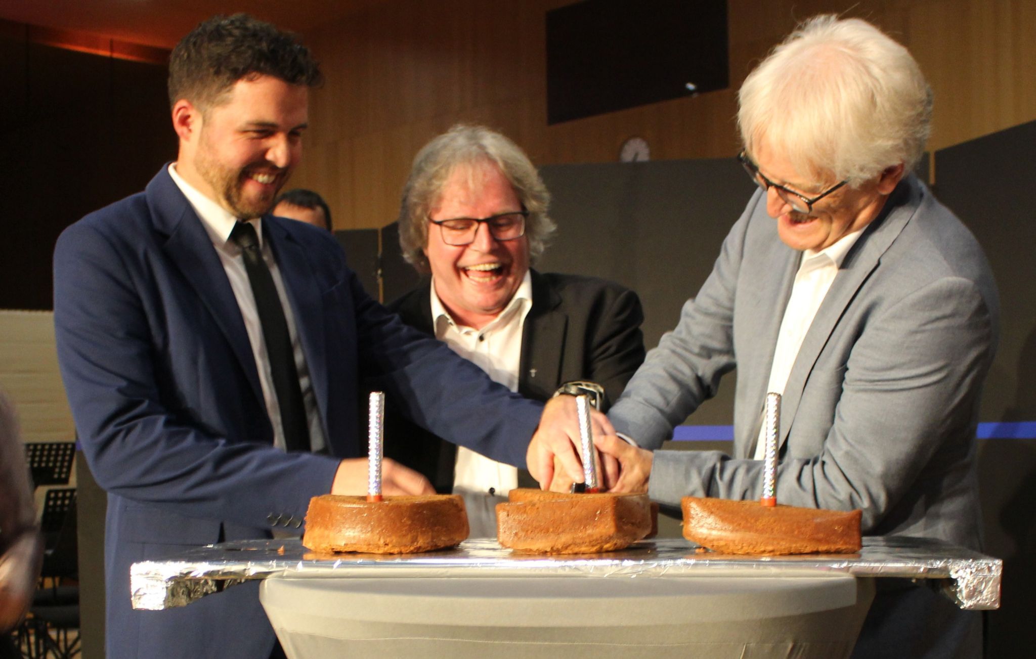 Statt der obligaten Geburtstagstorte schnitten Alt-Bürgermeister Paul Sutterlüty, Pfarrer Friedl Kaufmann und der amtierende Gemeindechef Marc Meusburger den dreiteiligen Jubiläumskuchen 