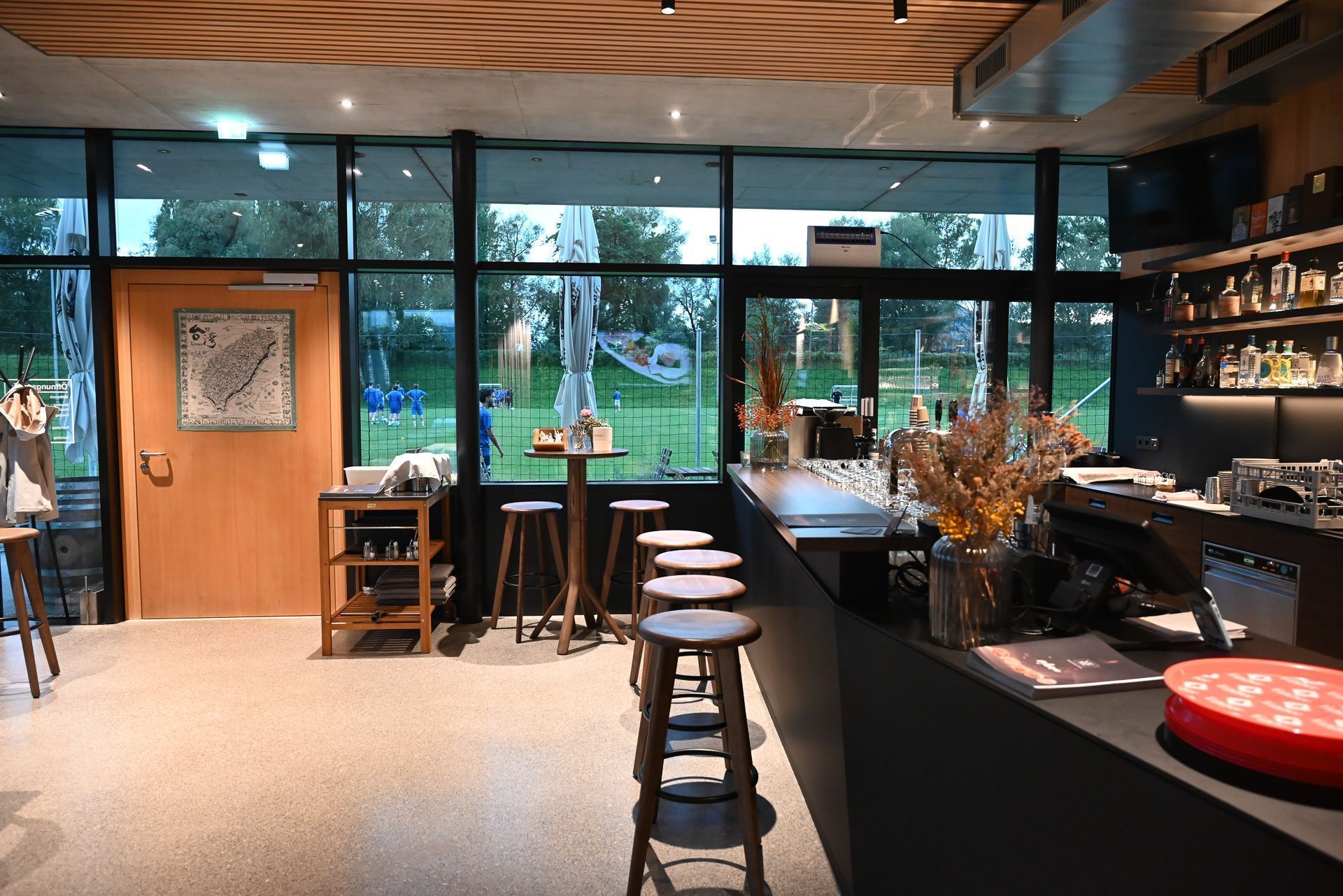 Angrenzend zum Fußballfeld bei der neuen Sportstätte am Wiesenrain gibt es nun ein taiwanesisches Restaurant.