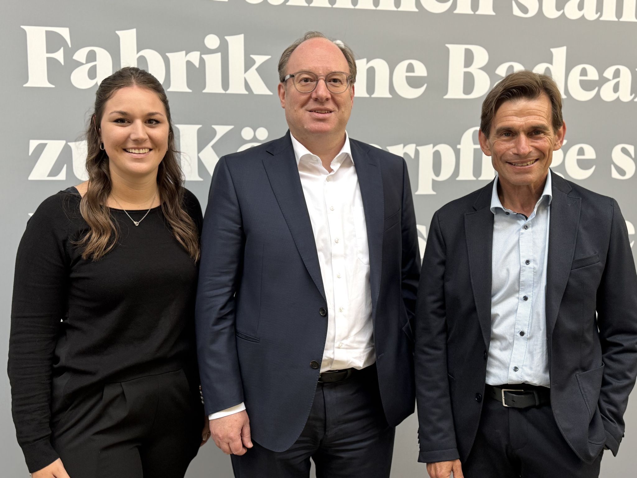 Vanessa Furxer (F.M. Hämmerle) mit Gernot Erne und Romeo Kalkhofer von der Raiffeisenbank im Rheintal.