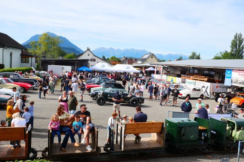 Oldtimer-Frühschoppen in Muntlix: Rekordzahl an Fahrzeugen und Gästen