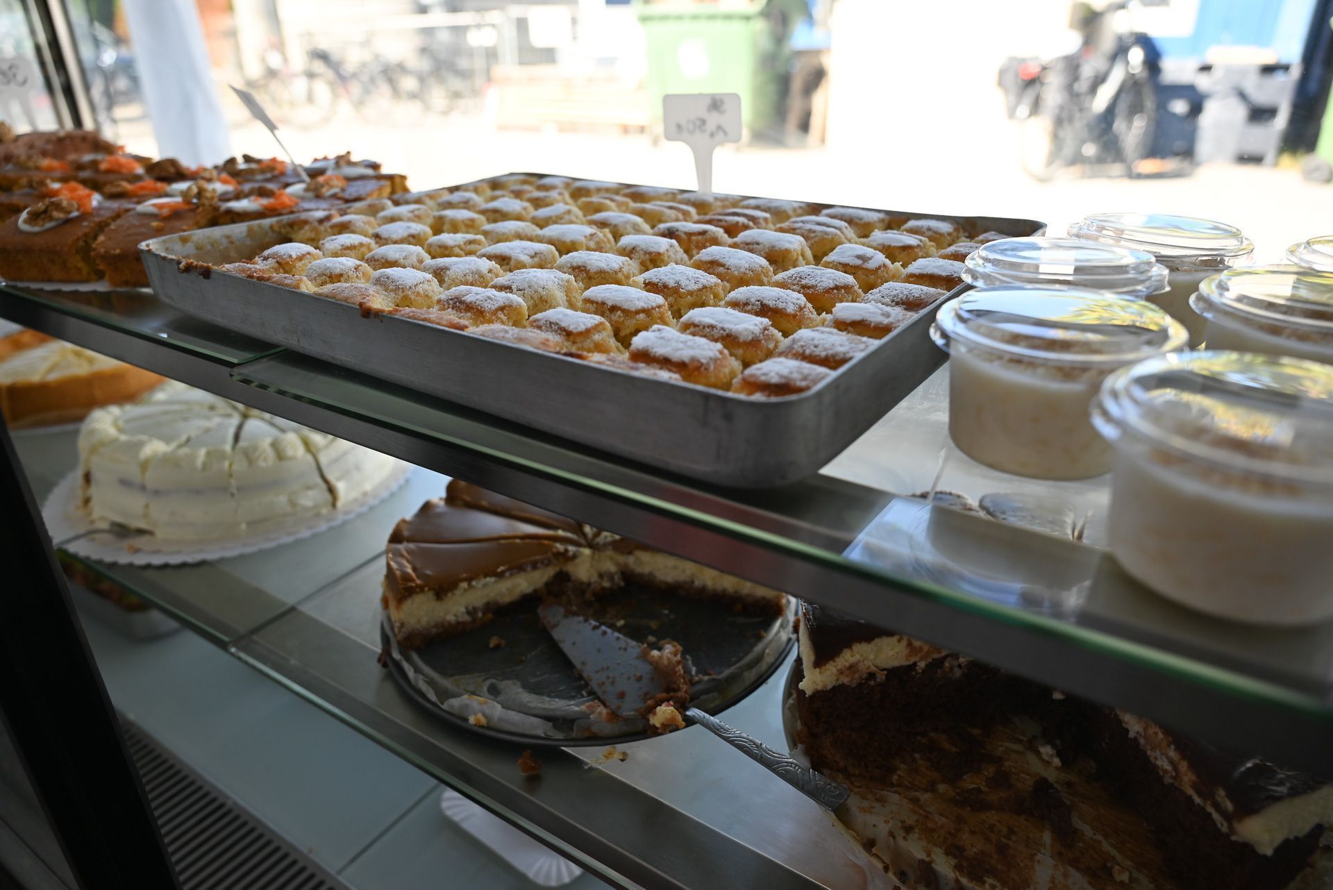 Auch viele selbst zubereitete Nachspeisen konnten auf der Kermes genossen werden.