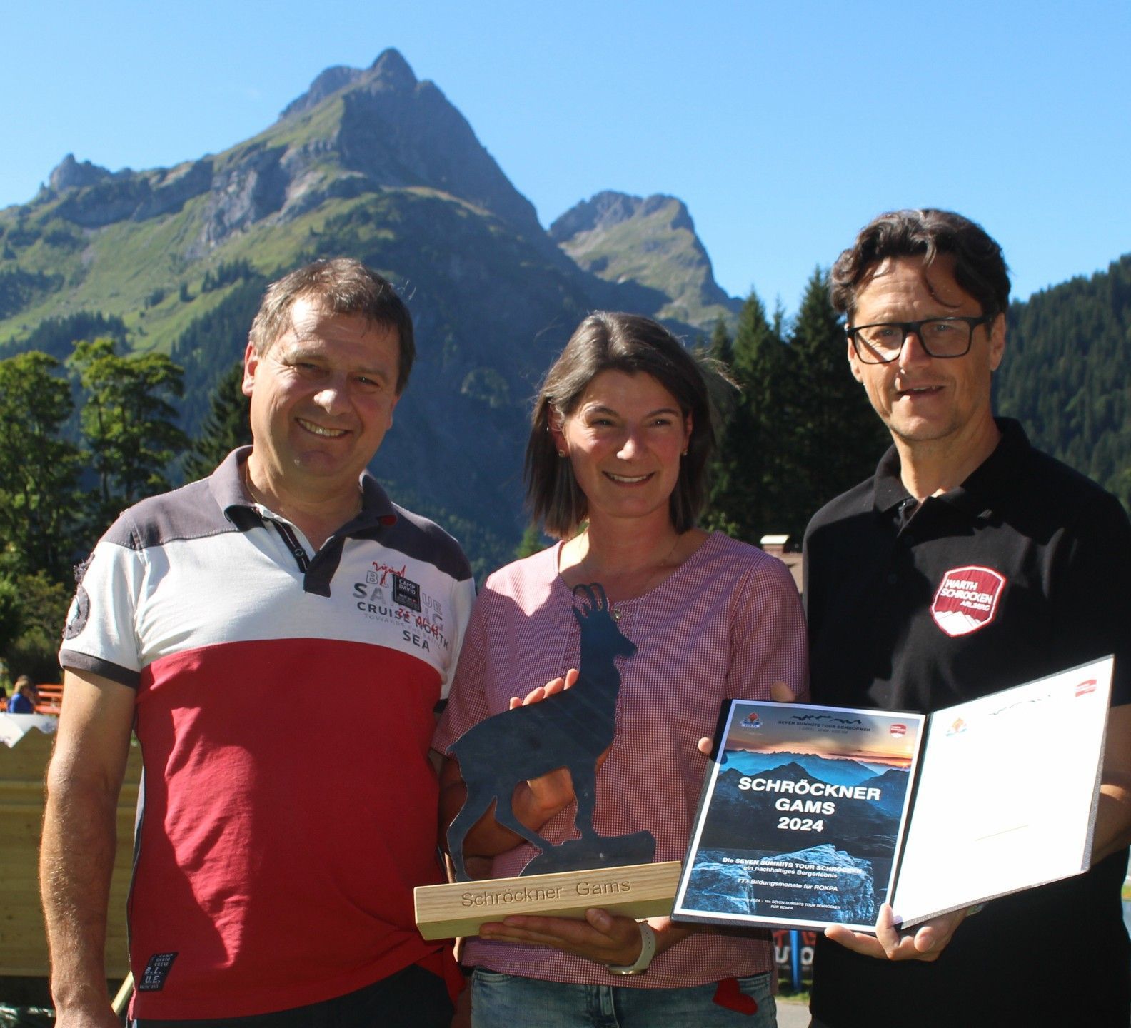Bei den Seven Summits gibt es weder Preise noch Pokale – einzige Trophäe ist die Schröckener Gams, die an Persönlichkeiten vergeben wird, die sich um den Event verdient gemacht haben. Im Vorjahr zeichnete Bgm. Schwarzmann Ulrike Schlierenzauer und Sepp Schaschl vom Hotel Körbersee aus.