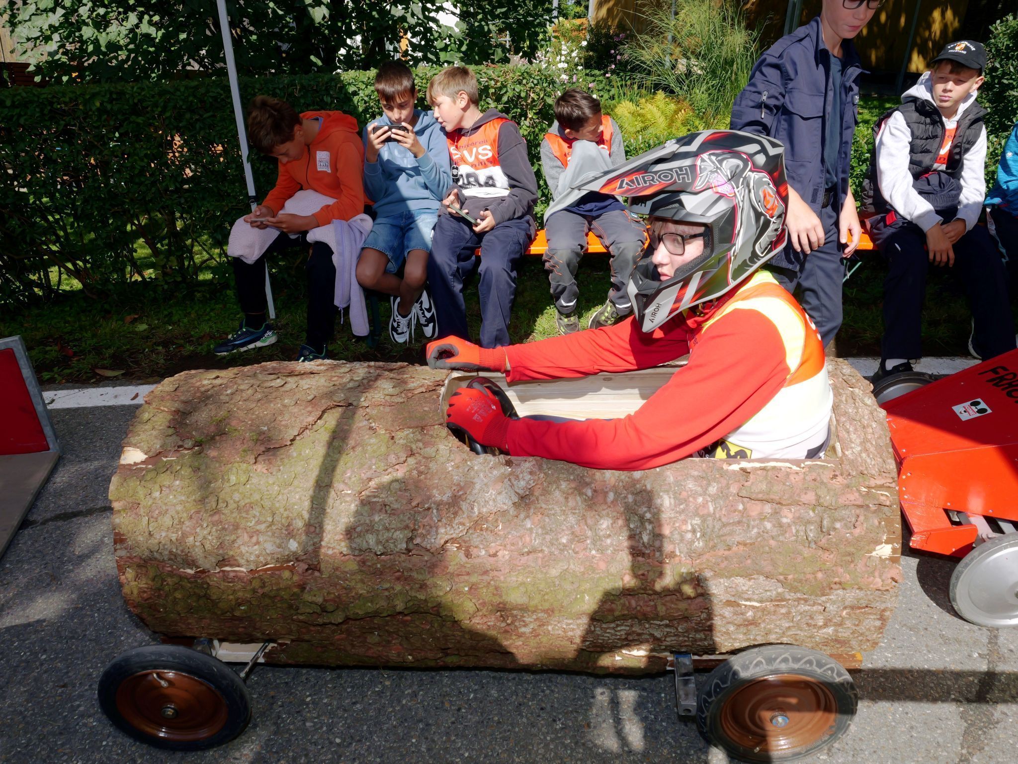 Kreativität pur: Von Formel-1-Bolide über Holzstamm bis Regentonne war alles dabei.