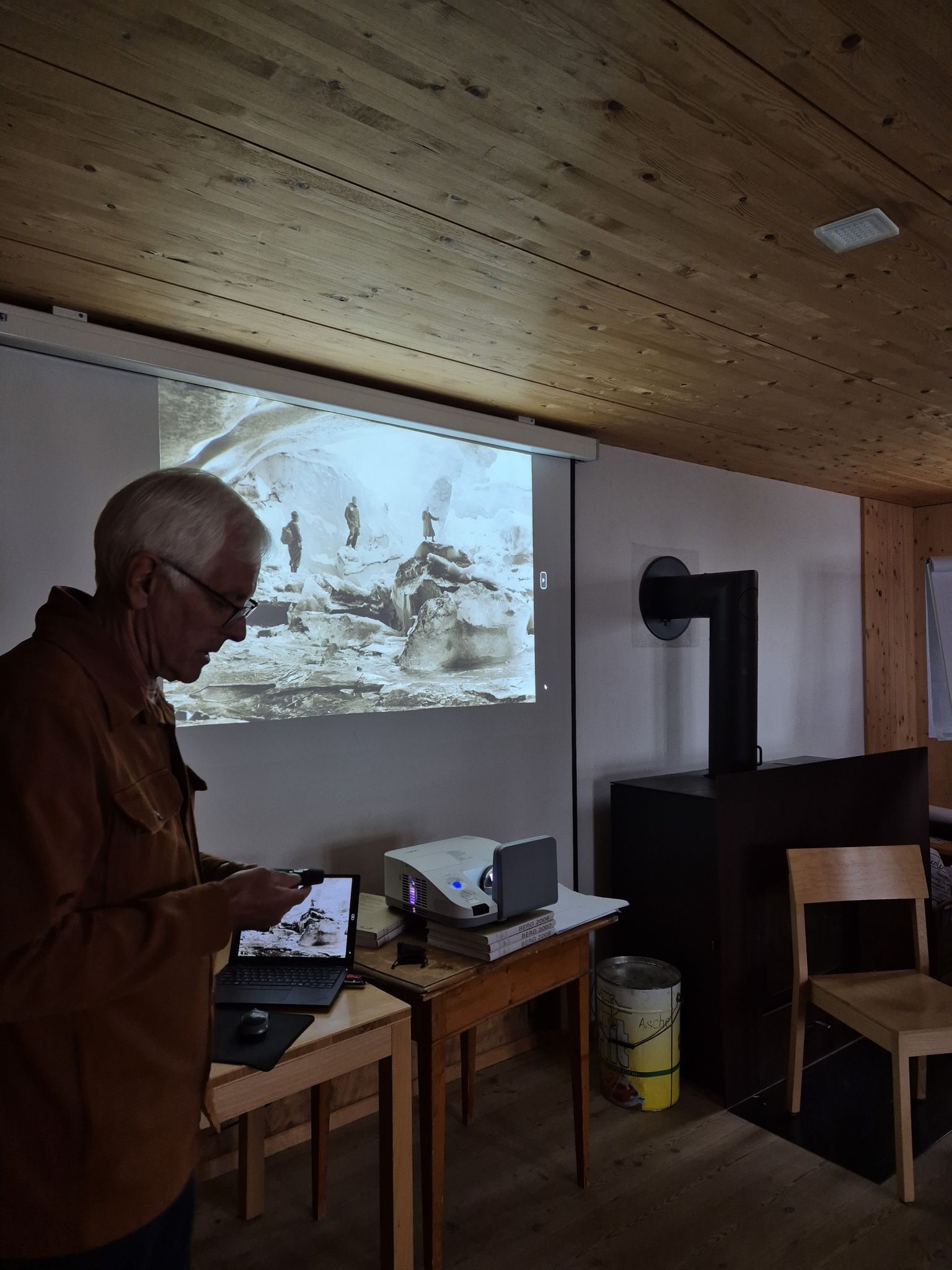Mit altem Bildmaterial von Gletschern und Eishöhlen machte Franz Haag deutlich, wie sehr sich die Berglandschaft und dadurch auch das Bergsteigen vor Ort in den vergangenen Jahrzehnten verändert hat.