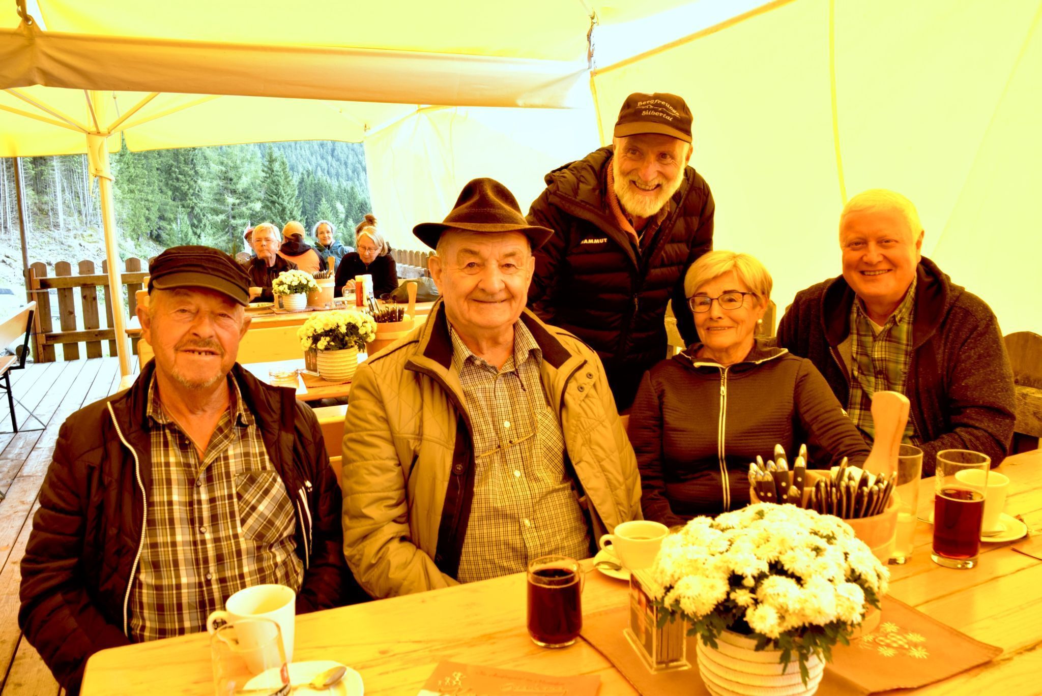 Begeisterte Besucher beim Auftritt der Holzknopfmusi auf der Terrasse der Knappastoba am Kristberg im Silbertal. Im Bild von links: Peter Schnetzer, Josef Thoma, Walter Zudrell, Ruth Schnetzer und Klosterspiritual Pfarrer Benno Gerstner (Baden-Baden).