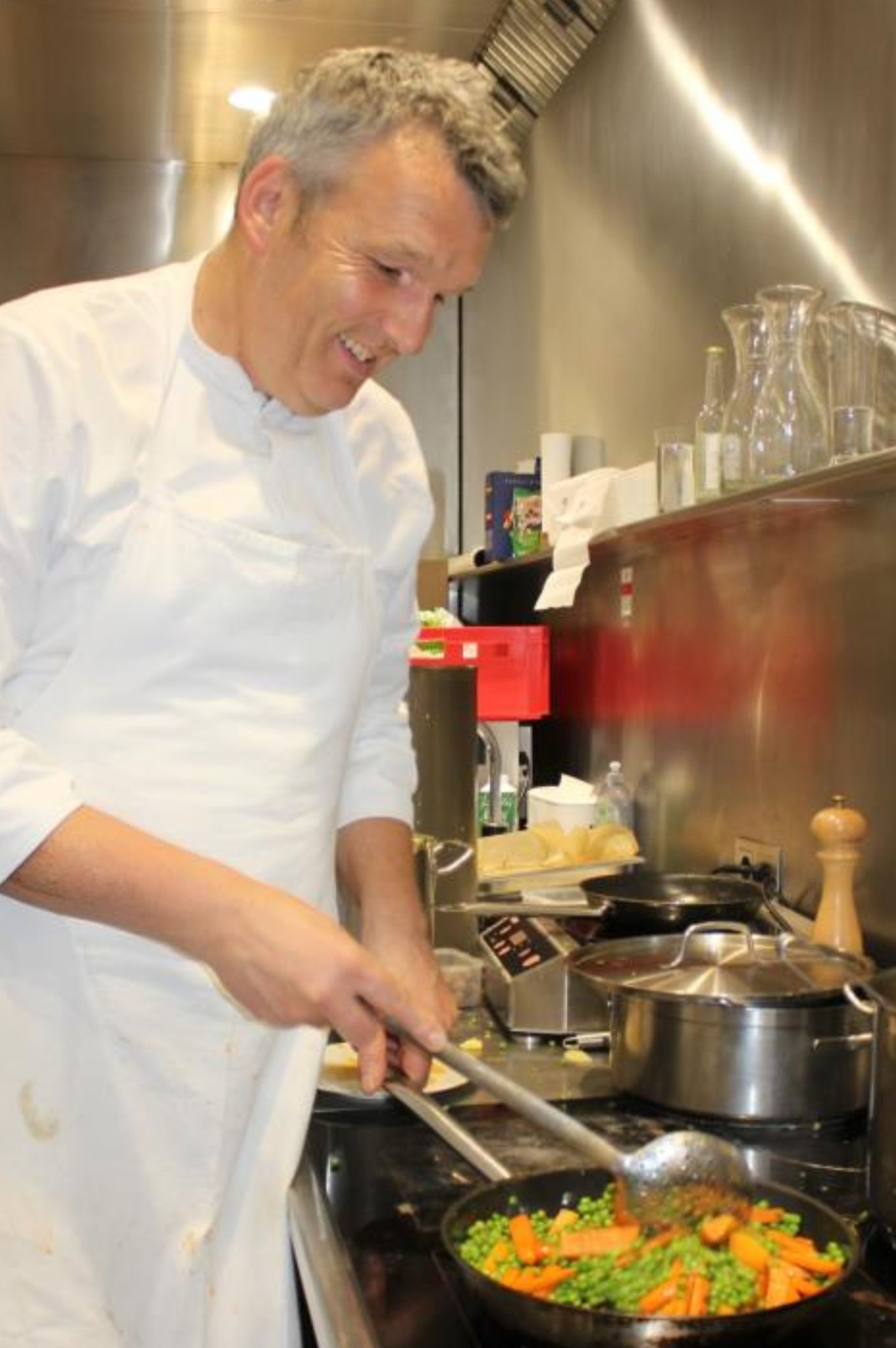 Wolfgang Mätzler („Fairkocht“) hat im Vorjahr die Gastronomie im Angelika-Kaufmann-Saal übernommen und sorgte auch bei der Käseprämierung für das leibliche Wohl der Gäste.   
