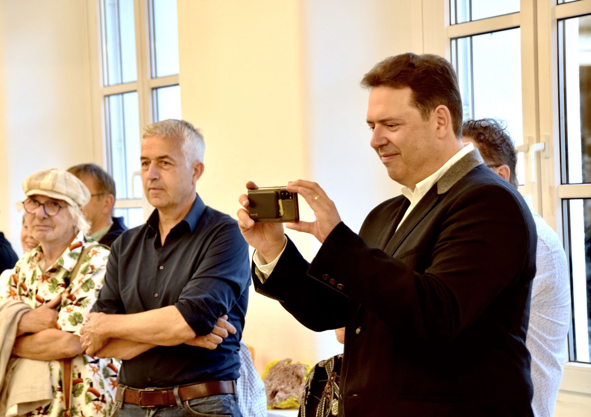 Montafon Tourismus-Dir. Manuel Bitschnau hielt die schönsten Momente der Vernissage fotografisch fest.
