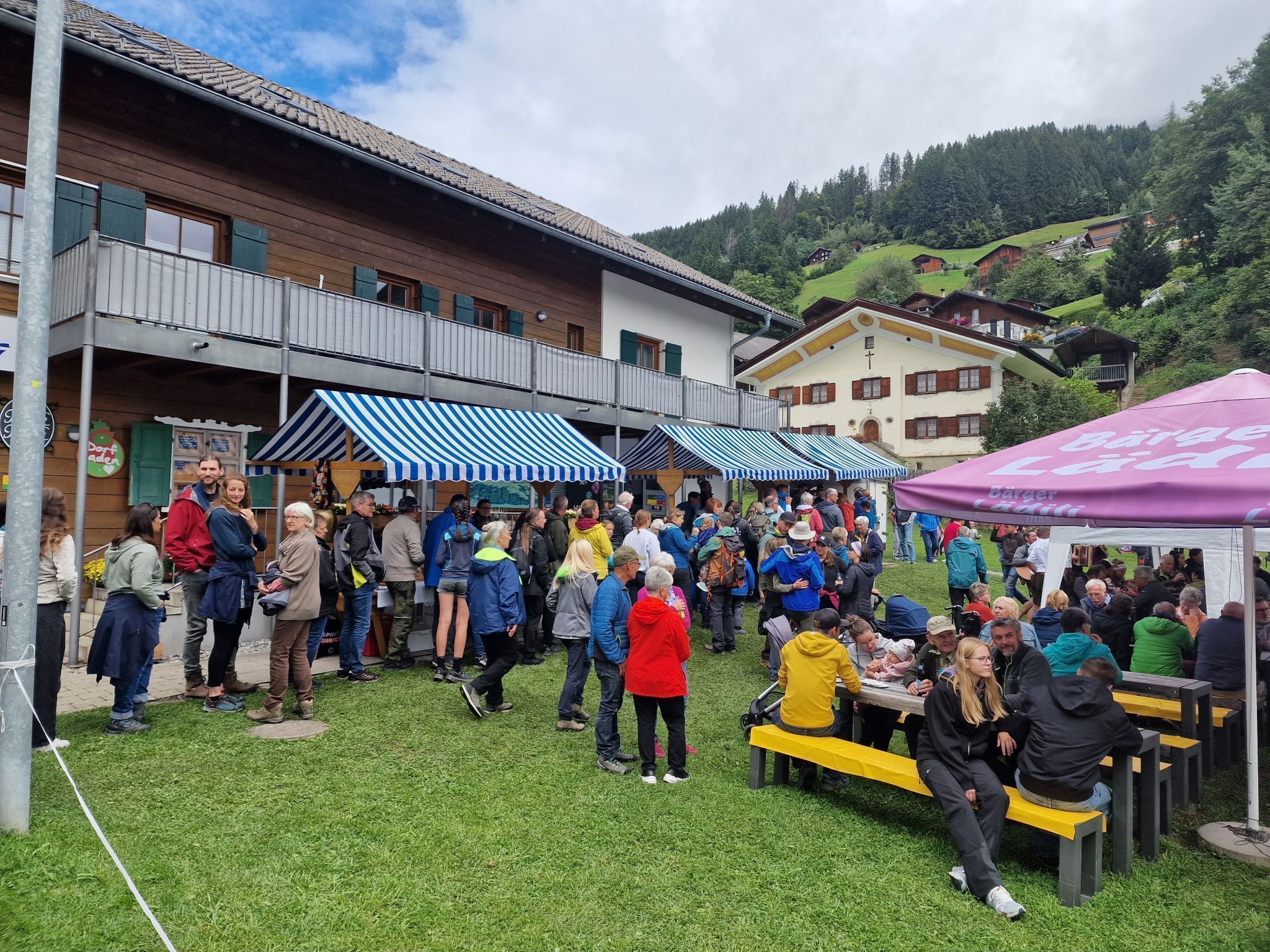 Alpabtrieb von der Alpe Latons ist ein freudiges Fest für das ganze Dorf. (Bildergalerie)
