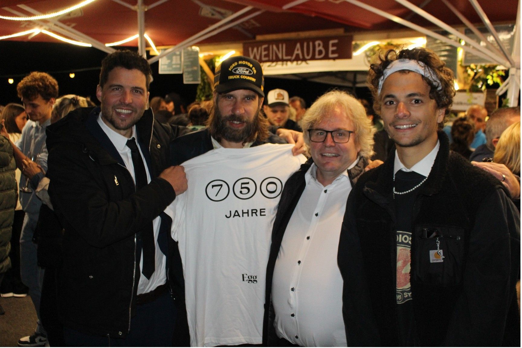 Assistiert von Pfarrer Friedl Kaufmann und Filmemacher verpasste Bürgermeister Marc Meusburger zu später Stunde sogar Prinz Grizzley noch den 