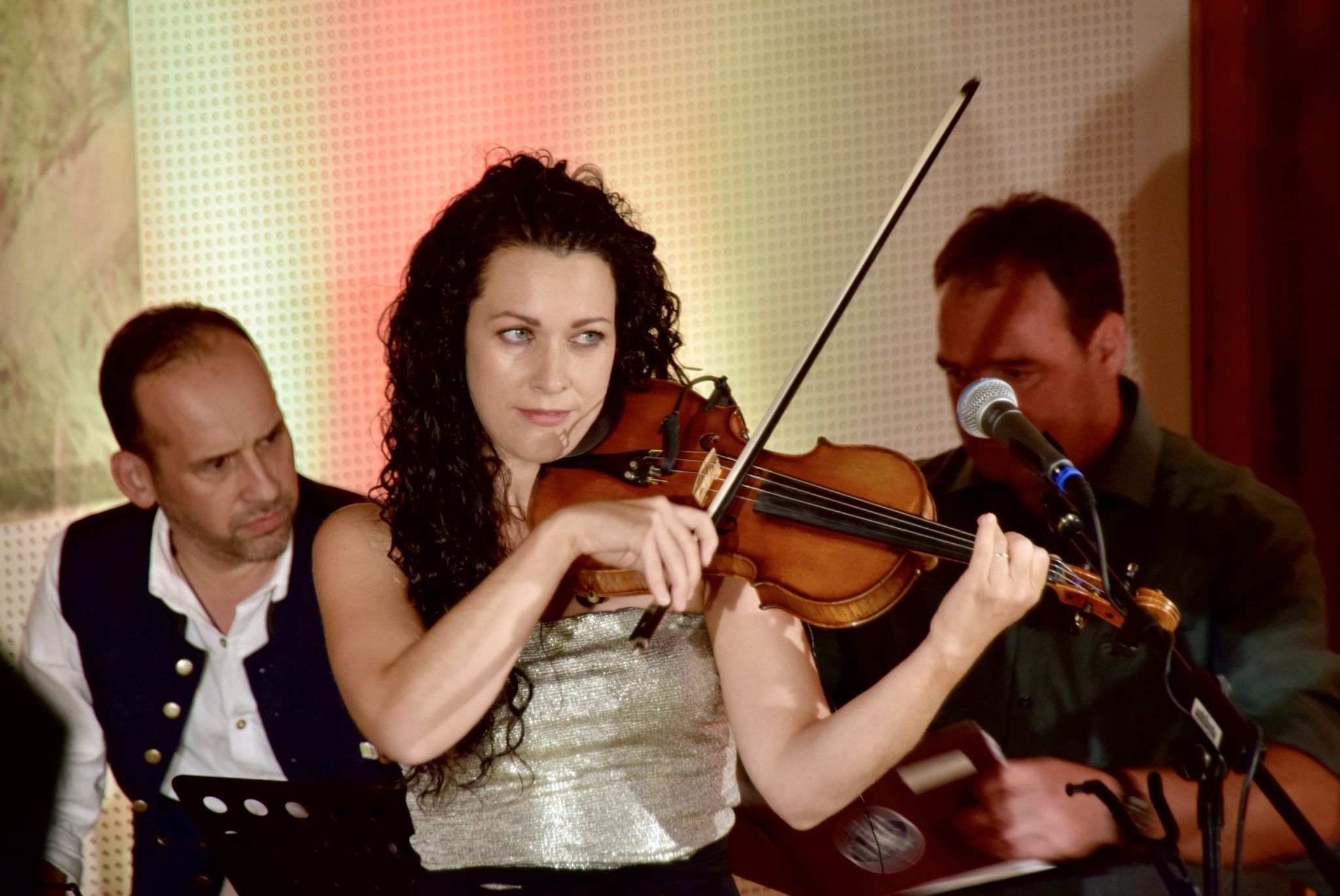 Eine Streichinstrumentalistin des Trios Cordes y Butons beim Eröffnungskonzert des Montafoner Resonanzen-Schwerpunktes Voksmusik im Vallülasaal in Partenen.