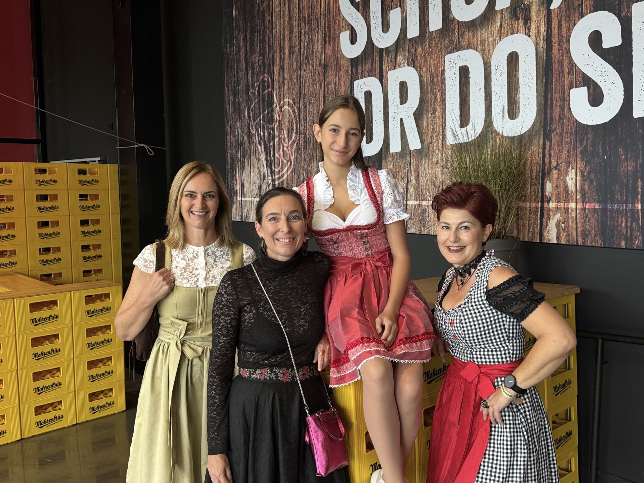 Claudia Brunner, Susi Paterno und Petra Pachole mot Linnea.