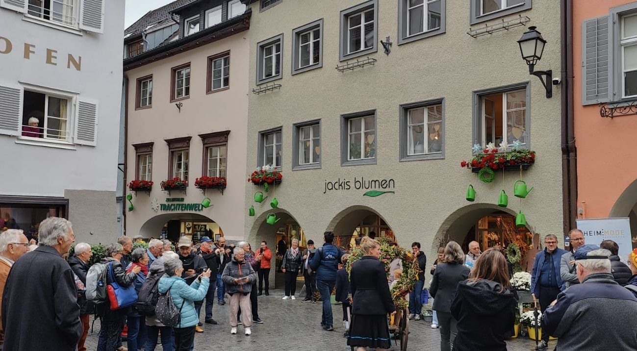 Mit dem Einzug der Erntedankkrone wurde das Fest eröffnet.