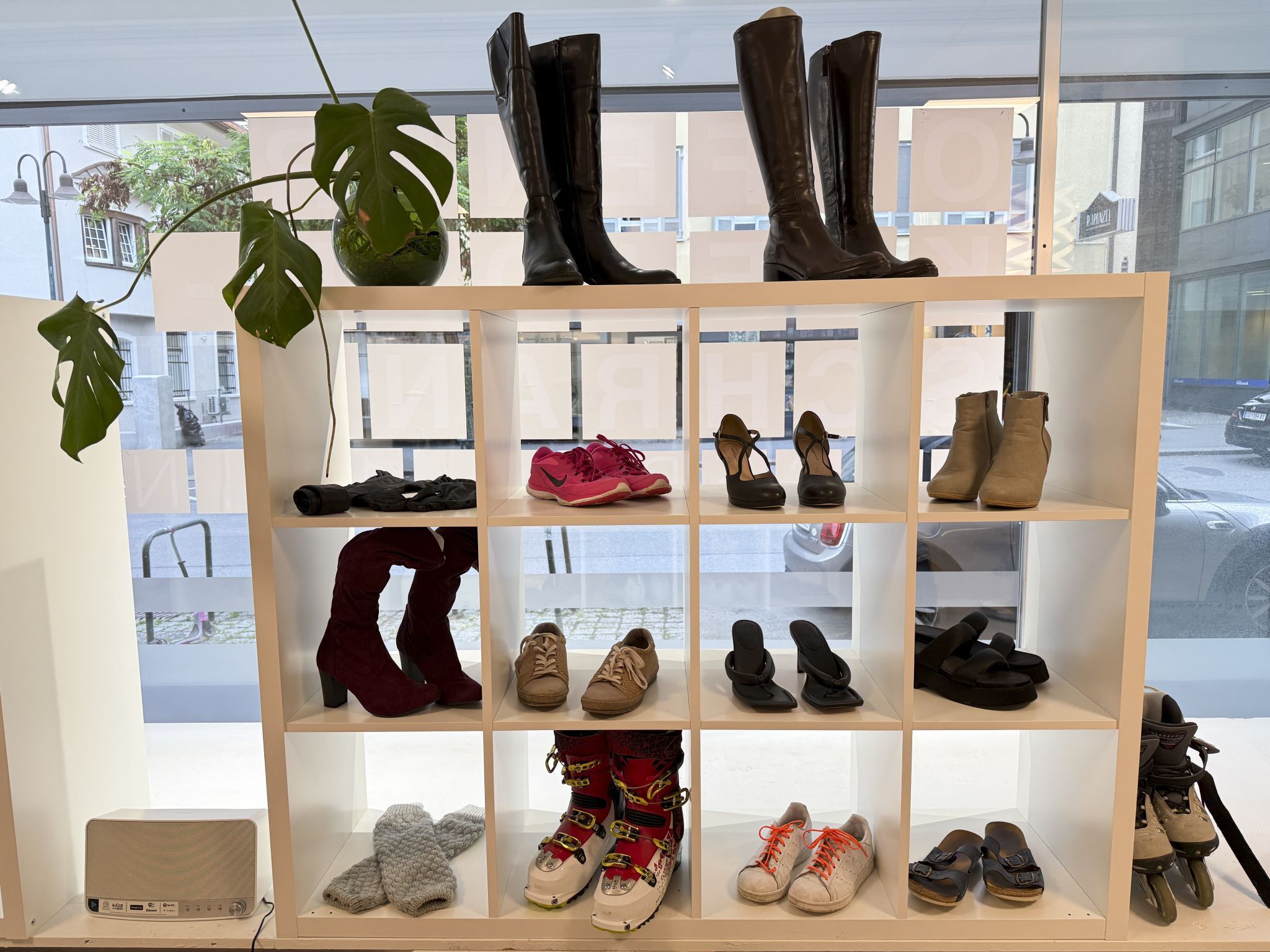 Schuhe, Stiefel, Rollerblades oder Schischuhe - alles was die Füße begehren