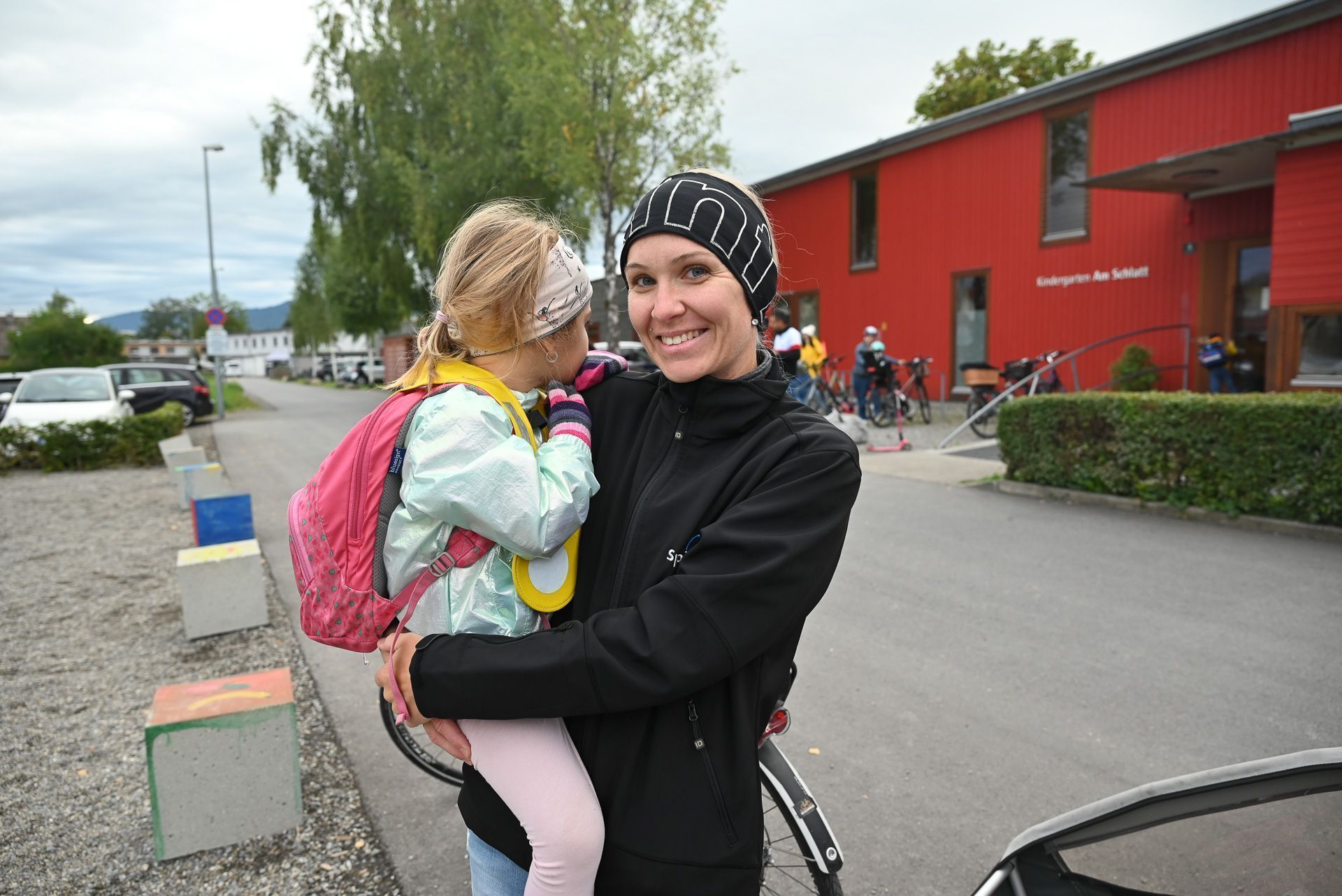 Daniela Rudic ist dankbar, dass hier eine Schulstraße umgesetzt wurde. Der Schulweg ist ohne Auto gut zu bewältigen.