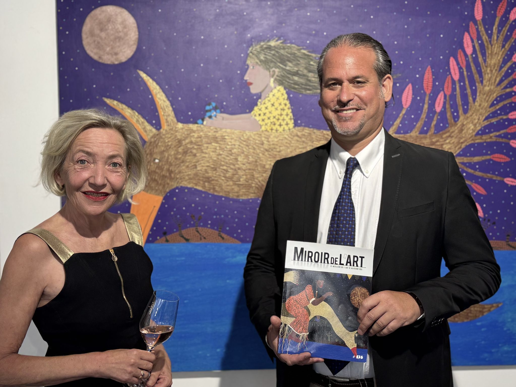 Galeristin Sylvia Janschek mit Künstler Francisco Sepúlveda bei der Ausstellungseröffnung in Bregenz.