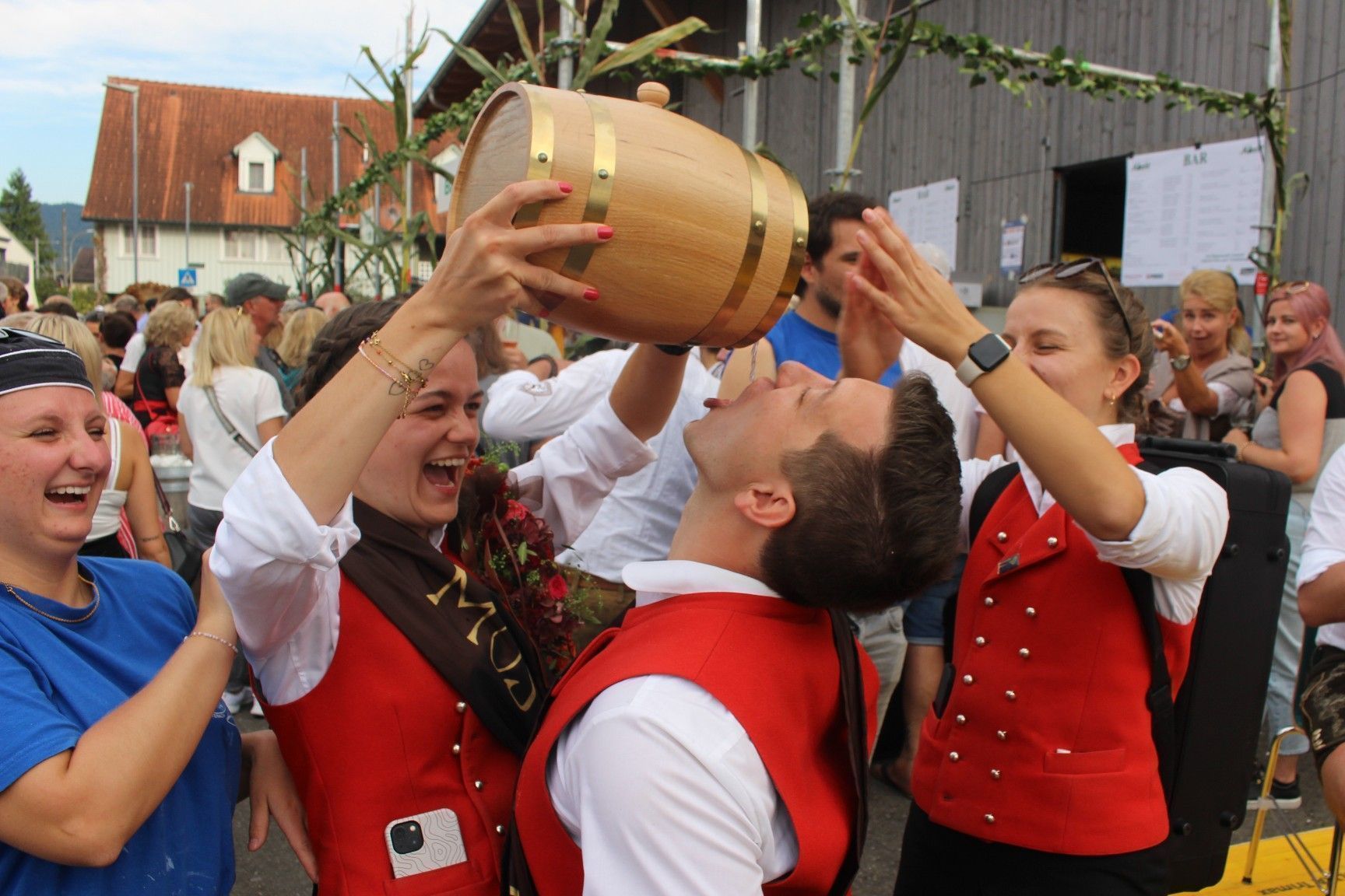 Das Königspaar bekam nebst Krone und Schärpe ein Mini-Mostfass und dann hieß es 