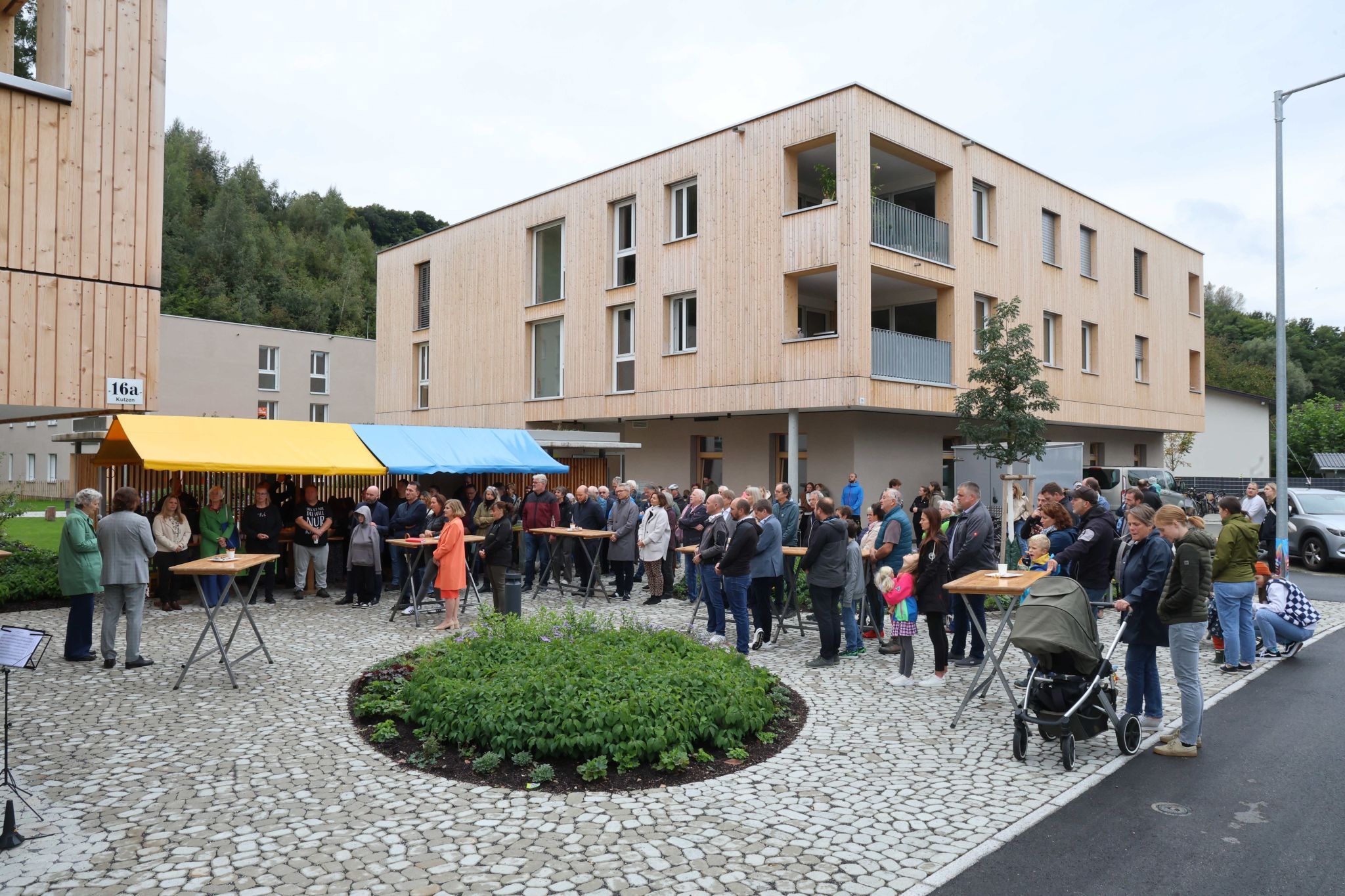 Einstandsfest auf dem großen Vorplatz.
