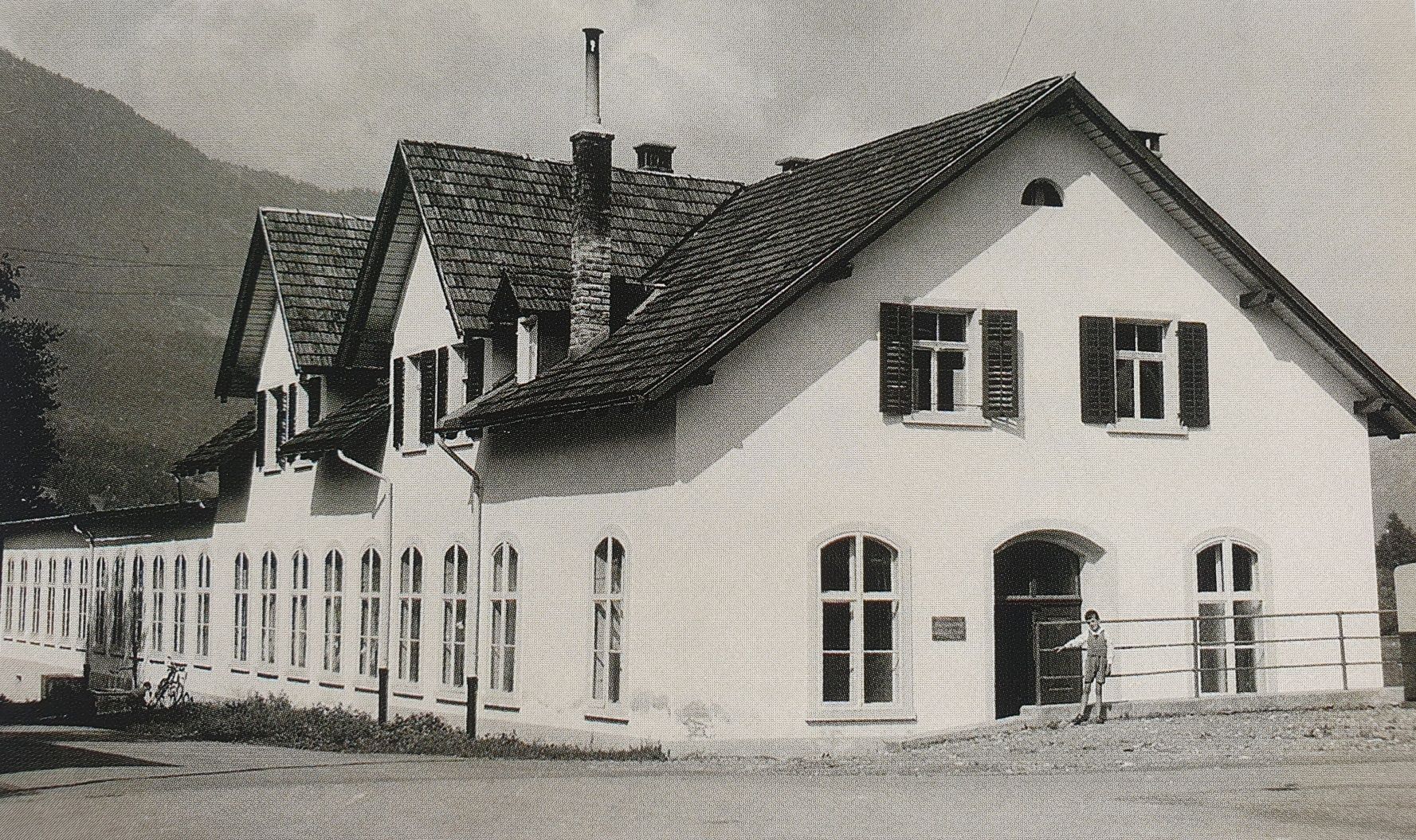 Die Klöppelspitzenfabrik Schallert um 1945 – ein industrielles Zentrum in Nenzing.  Fotos: Gemeindearchiv Nenzing