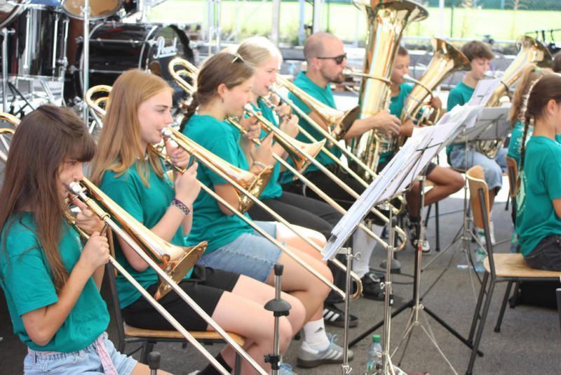 Jungmusik Rankweil-Meiningen spielt auf.