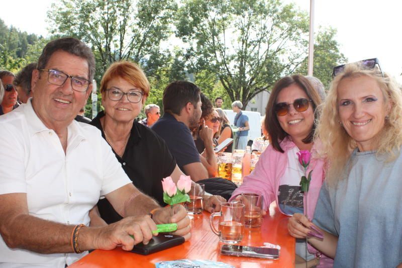 Hunderte Menschen feiern traditionelles Volksfest auf der Gastra